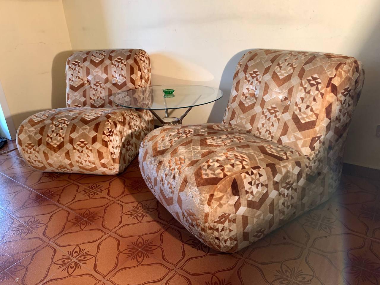 Conjunto par de sillones de diseño vintage modulables por dos.
 Entendemos por nuestras fotos que  pueden utilizarse individualmente como sillones o combinarse para formar un sofá de dos plazas con tela de ante bien trabajada y en perfecto estado.
