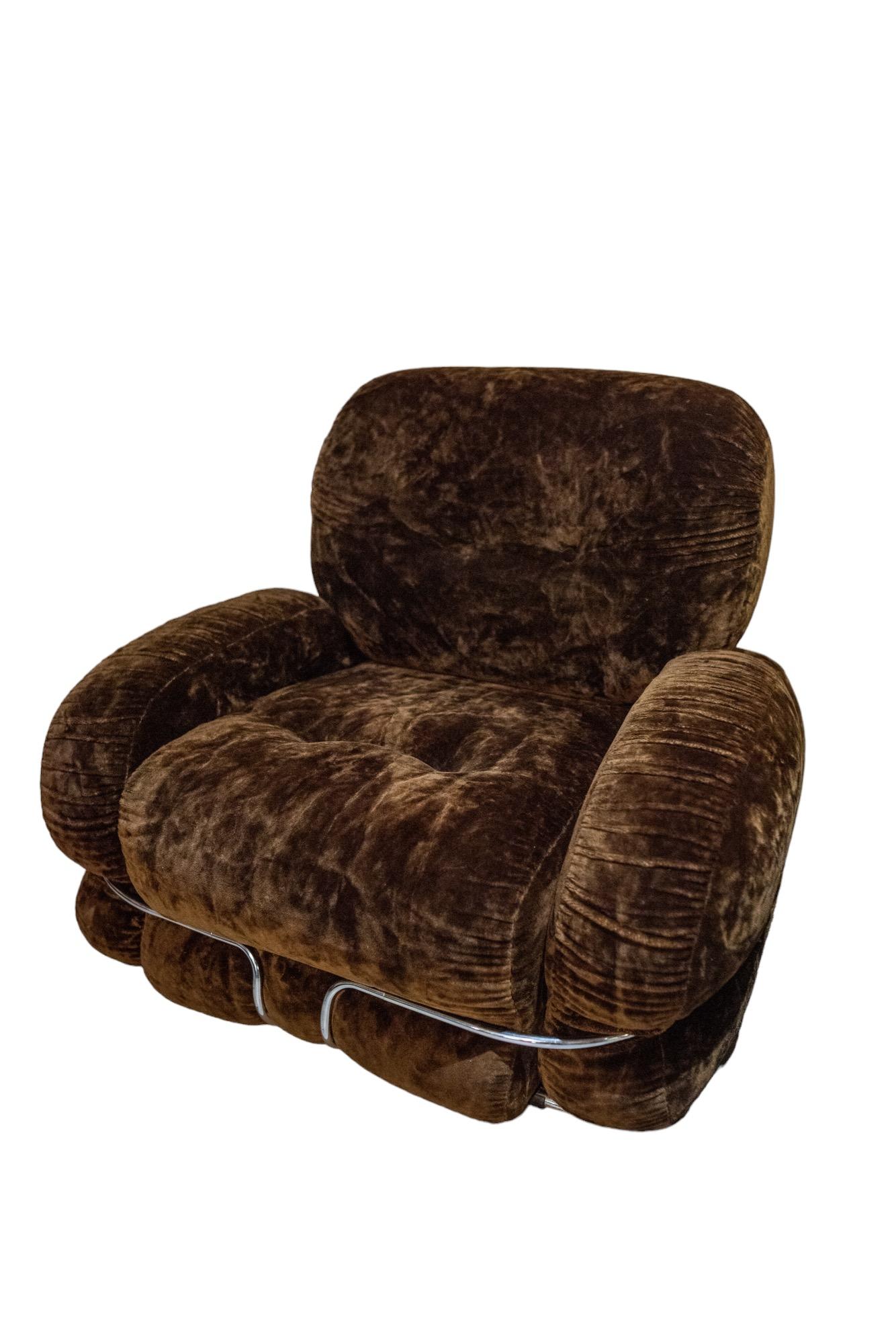 Paire de fauteuils modèle Okay en velours couleur café et acier. Les fauteuils conçus par Adriano Piazzesi et produits par le studio Tre D Firenze se caractérisent non seulement par leur forme douce et arrondie bien connue, mais aussi par leur