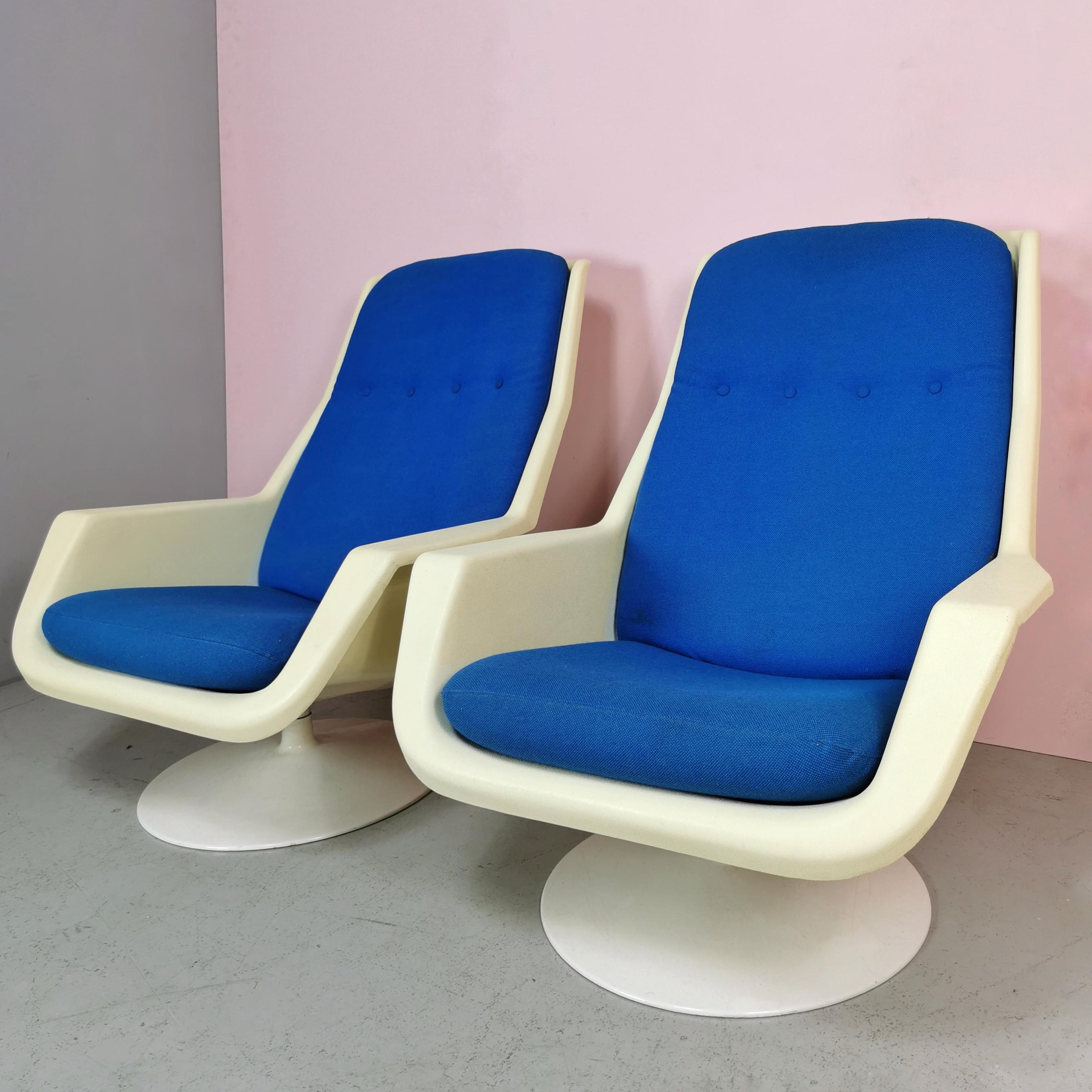 set of 2 Space Age Armchairs Production Hille designer Robin Day 1970's For Sale 3
