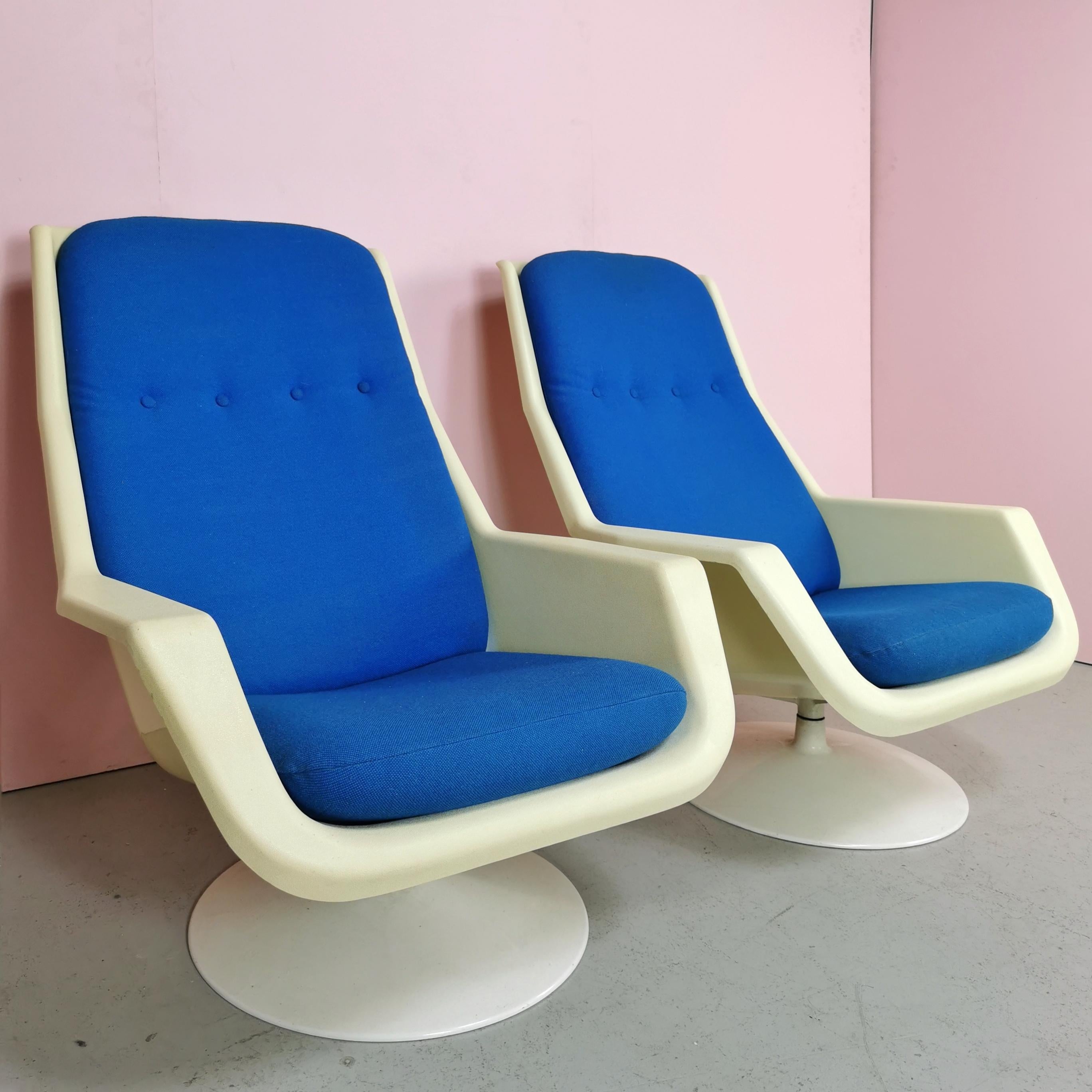 set of 2 Space Age Armchairs Production Hille designer Robin Day 1970's For Sale 4