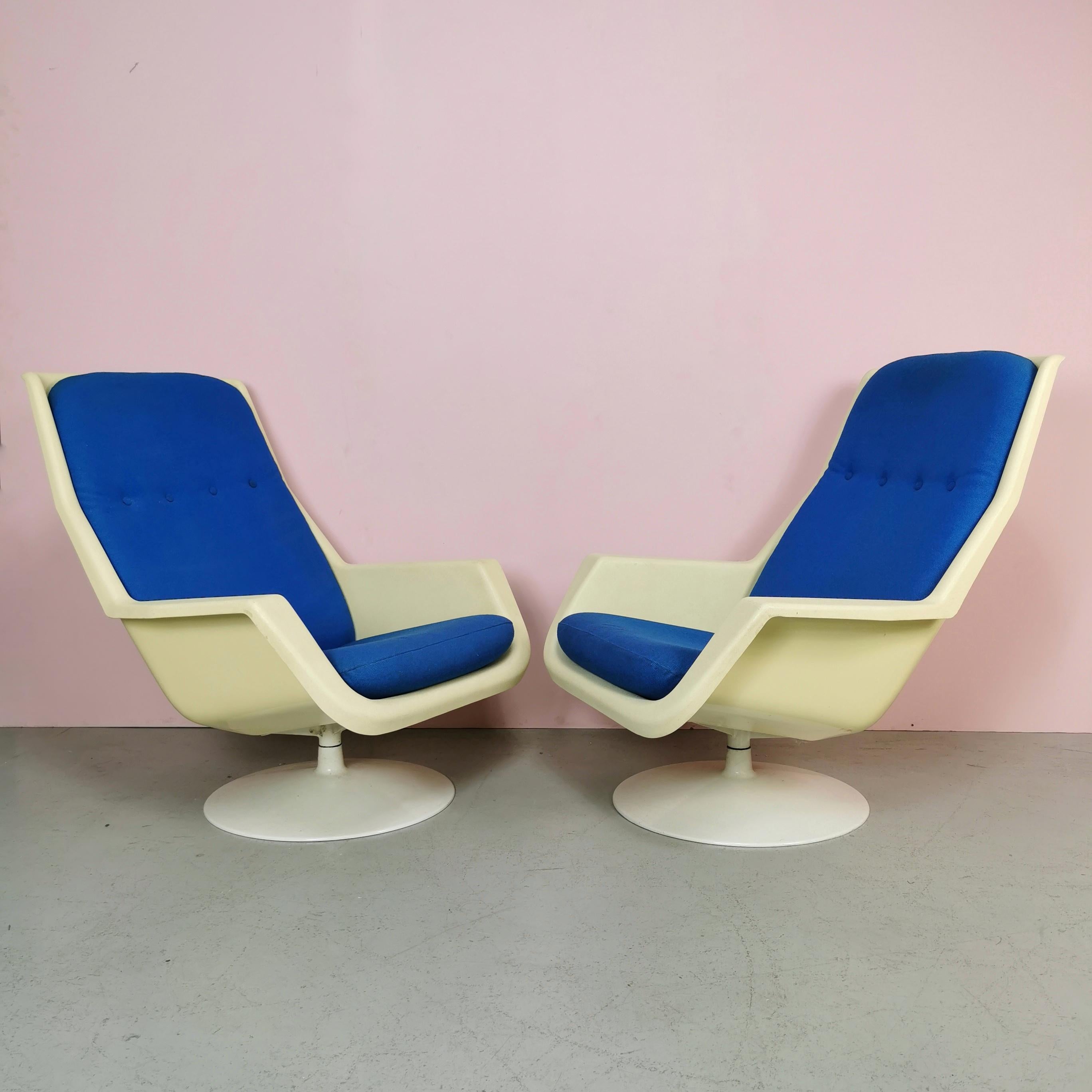 ara, ein Paar Sessel, hergestellt in England von Hille und entworfen von Robin Day in den frühen 1970er Jahren. Metallgestell, geformte Kunststoffschale und blaue Stoffkissen. Die Sessel sind in sehr gutem Zustand.
haben leichte