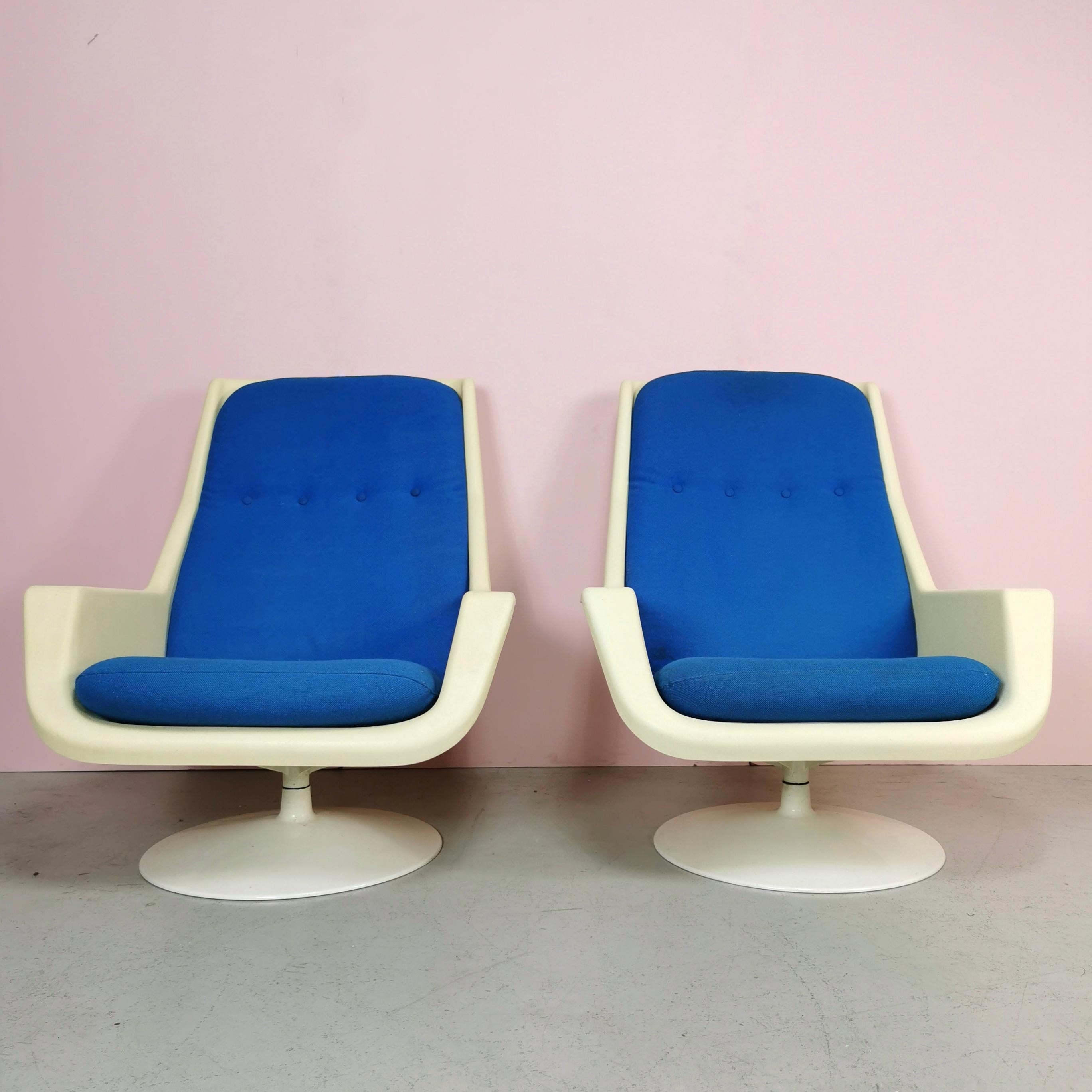 Italian set of 2 Space Age Armchairs Production Hille designer Robin Day 1970's For Sale