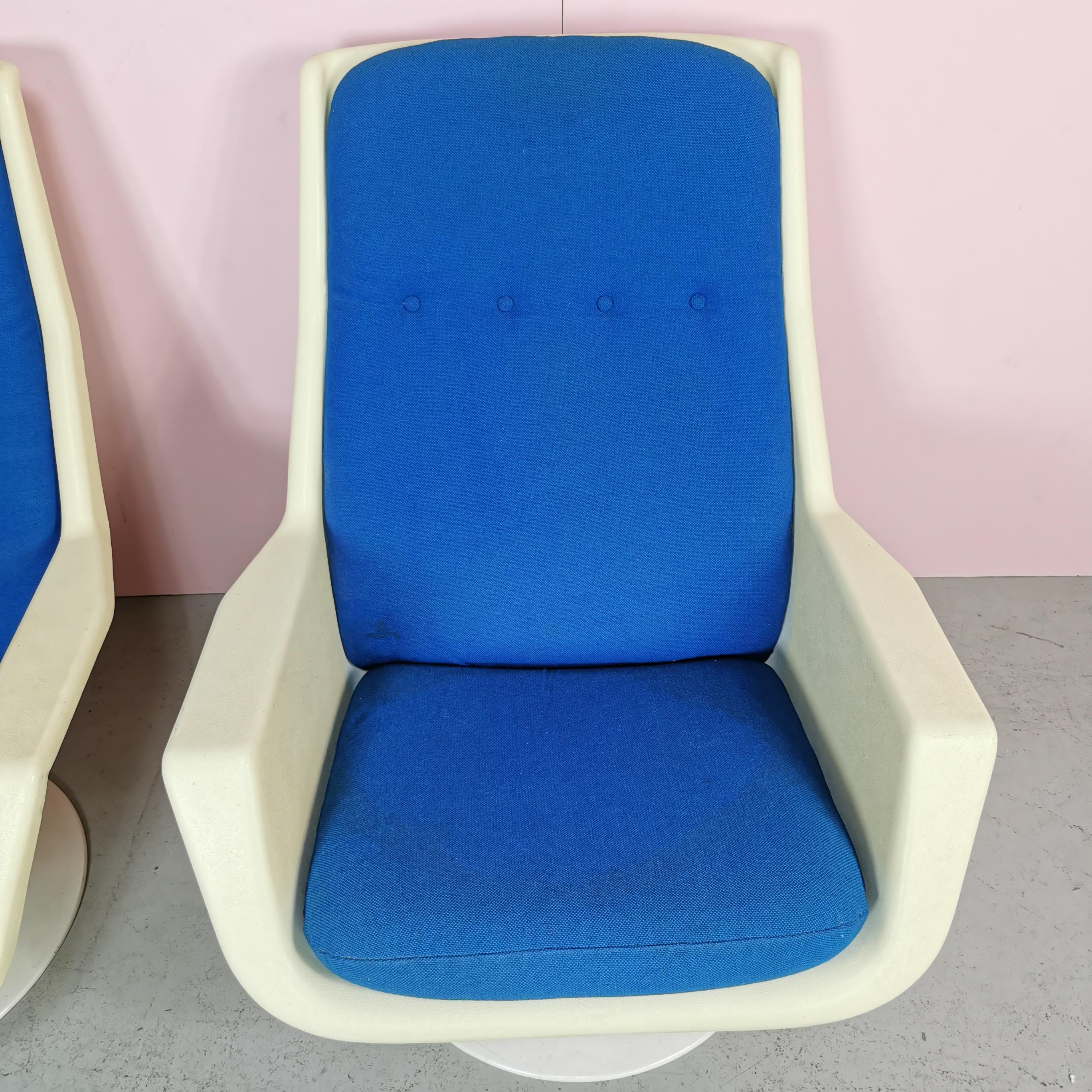 set of 2 Space Age Armchairs Production Hille designer Robin Day 1970's In Good Condition For Sale In Milano, MI