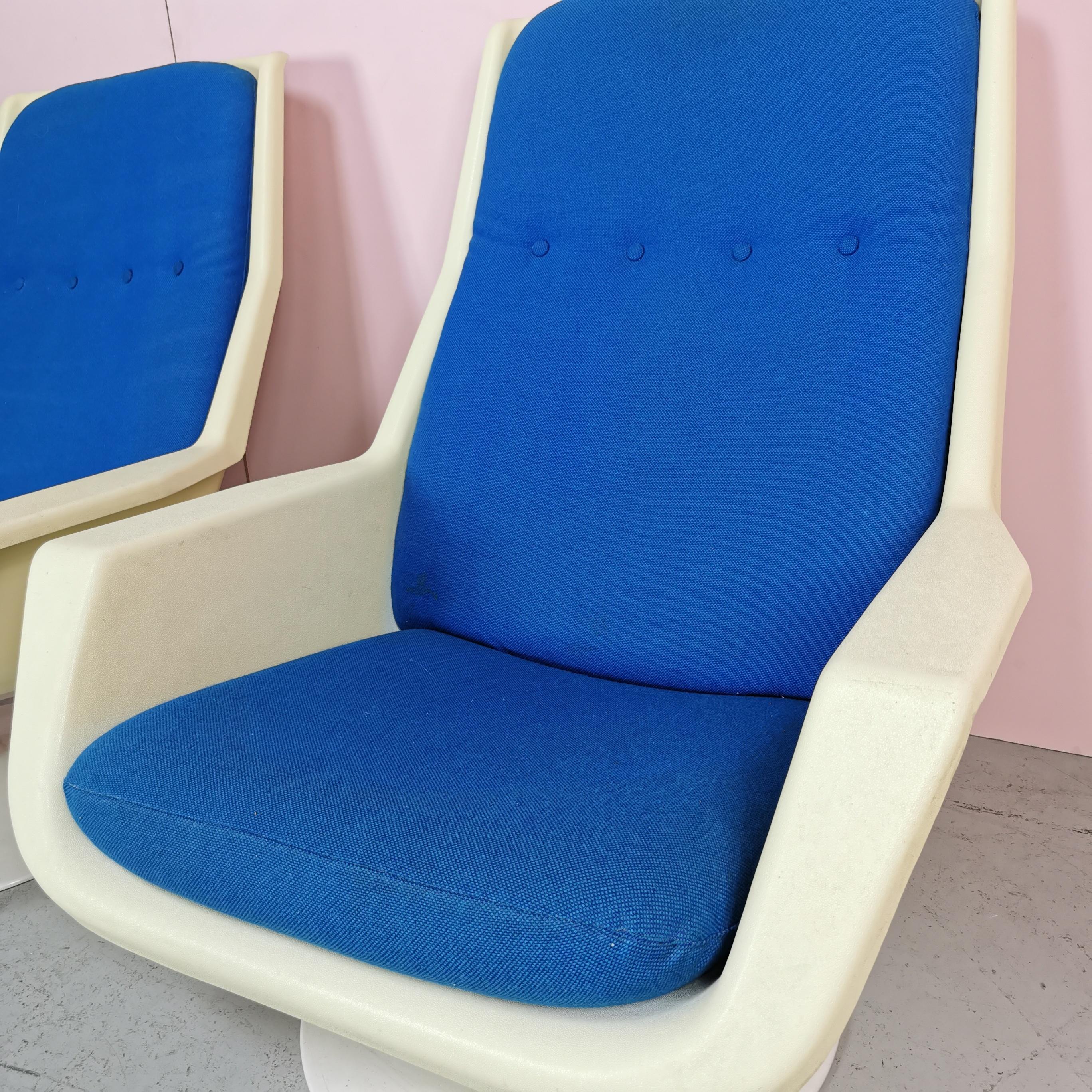 20th Century set of 2 Space Age Armchairs Production Hille designer Robin Day 1970's For Sale