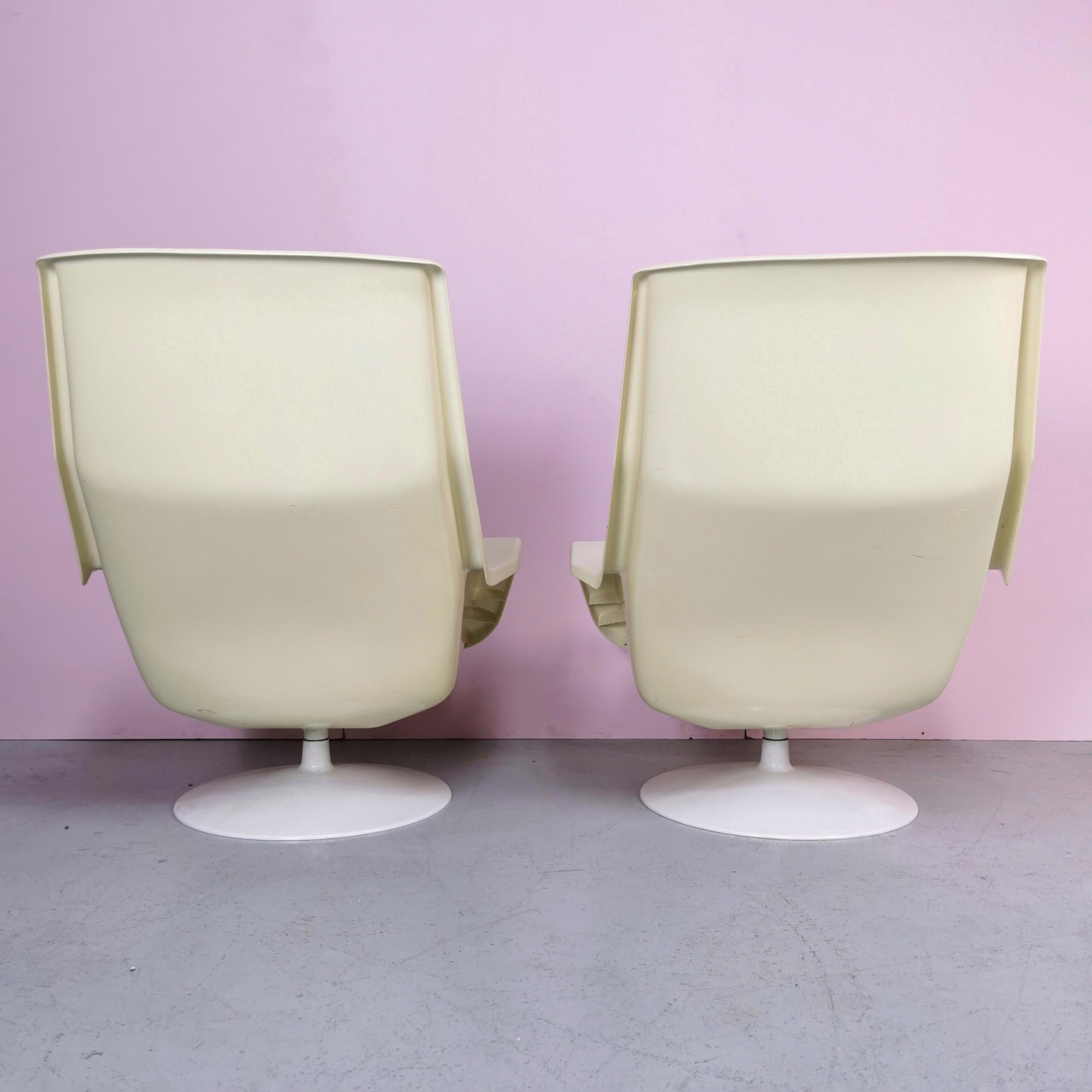 set of 2 Space Age Armchairs Production Hille designer Robin Day 1970's For Sale 1