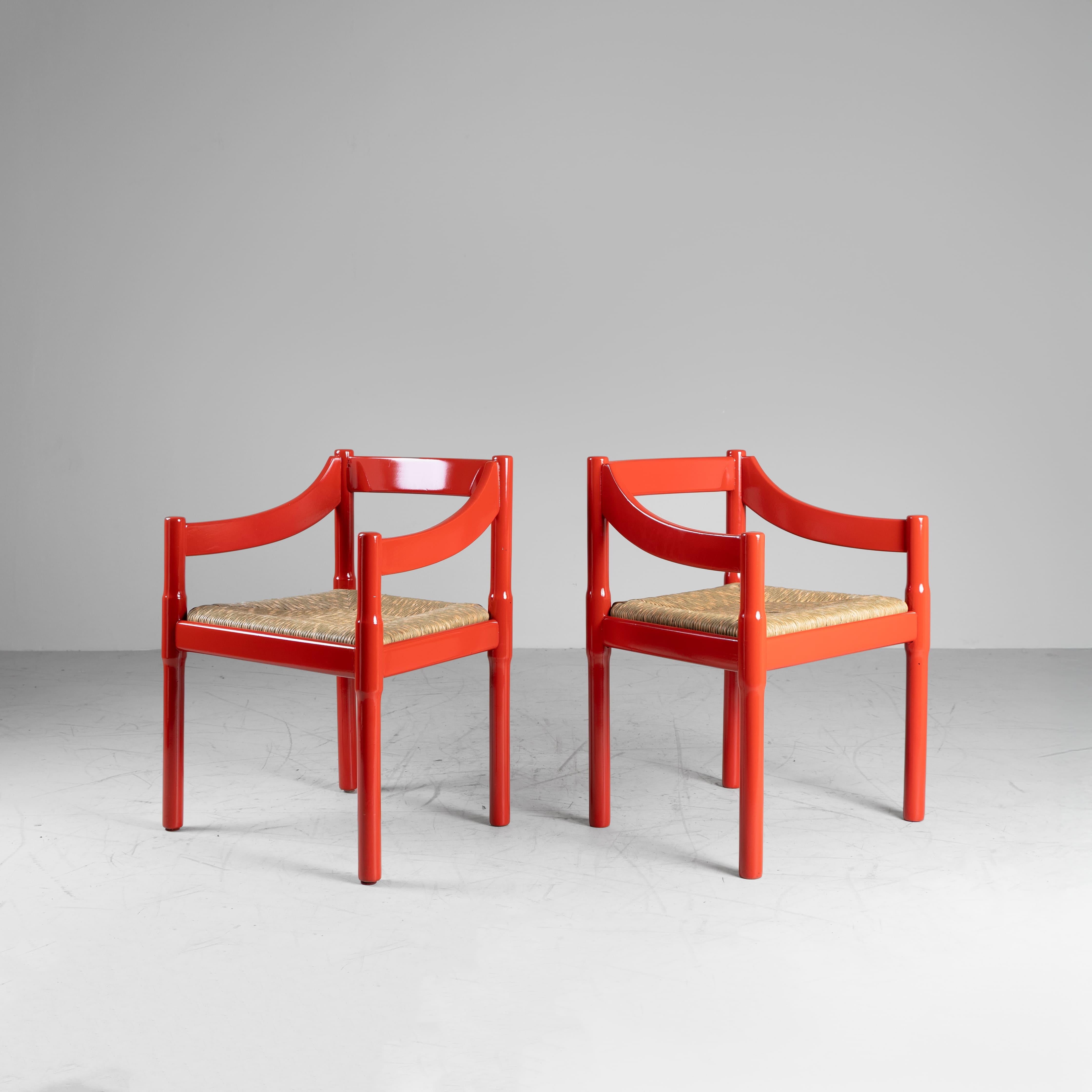 Set di 2 sedie Carimate, Vico Magistretti, Cassina, 1959. Struttura in legno laccato rosso, seduta in paglia intrecciata. Buone condizioni generali, patina originale. Provenienza: casa privata.