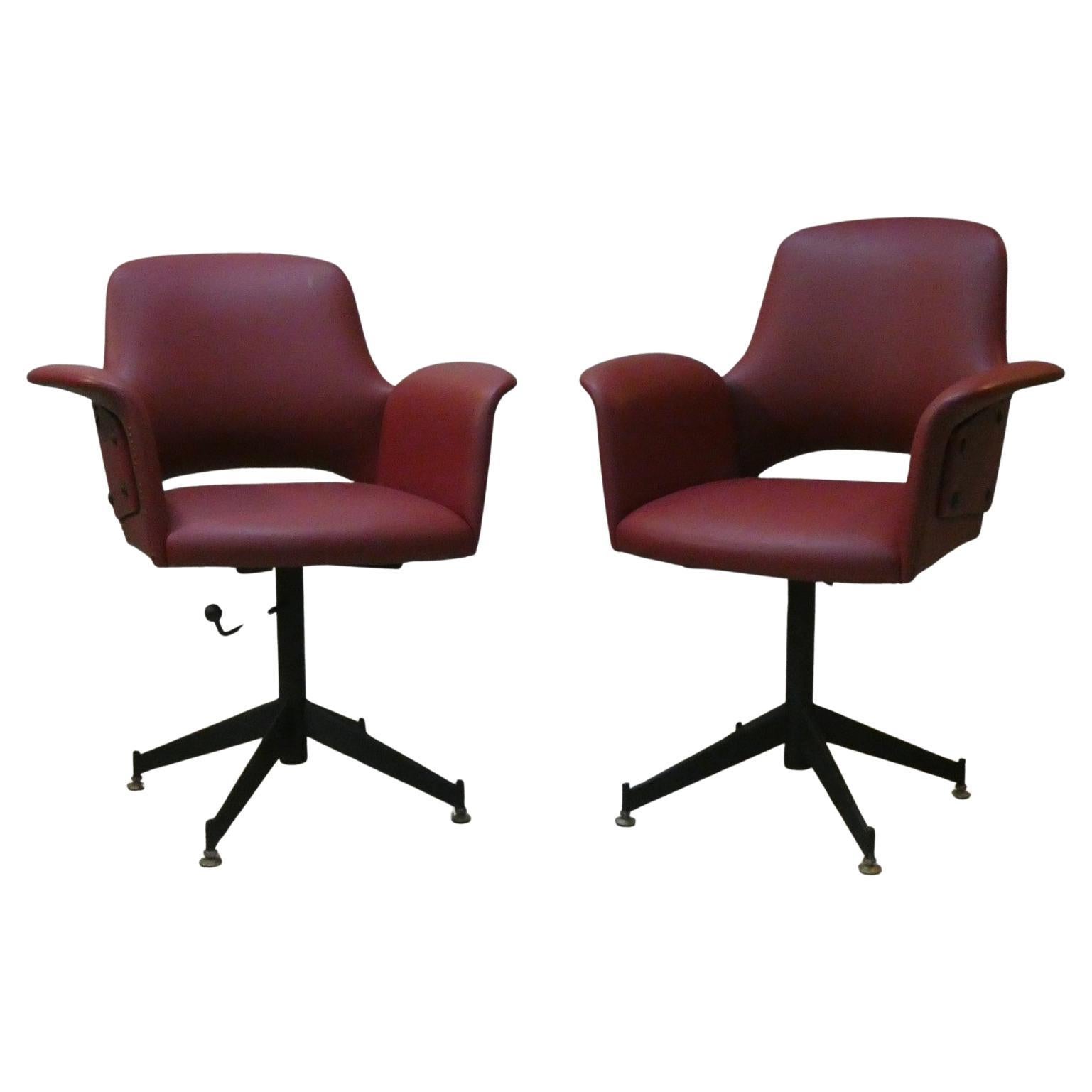 Ensemble de 2 chaises pivotantes vintage en vinyle, années 1960 en vente