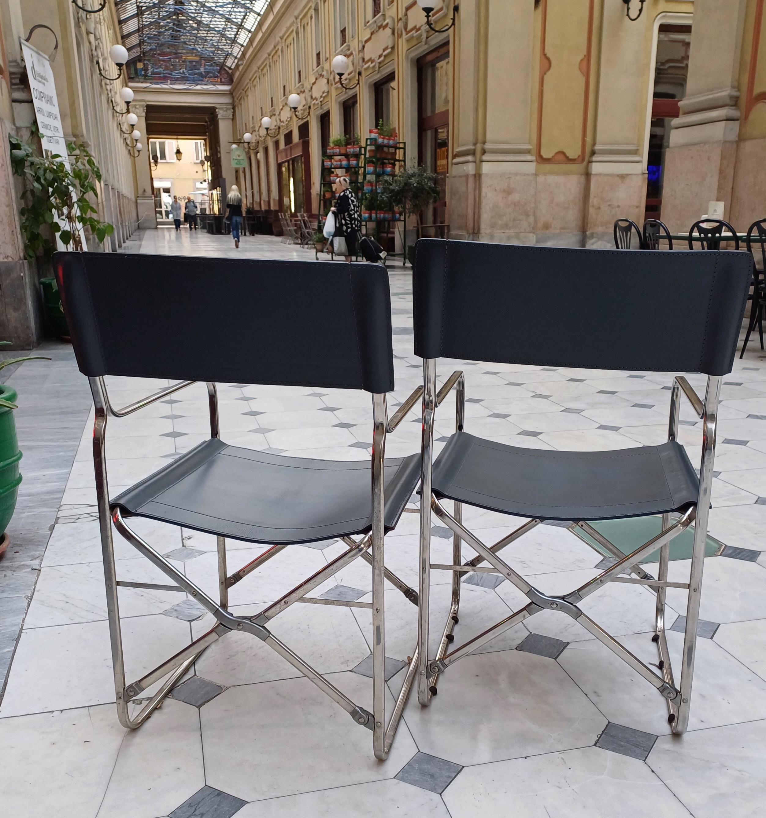 Jeu de 2 chaises pliantes modèle April conçu par Gae Aulenti pour Zanotta en 2000.
Structure en acier inoxydable 18/8 et articulations en alliage d'aluminium, siège en cuir gris.
Marcio Zanotta sur le dossier.