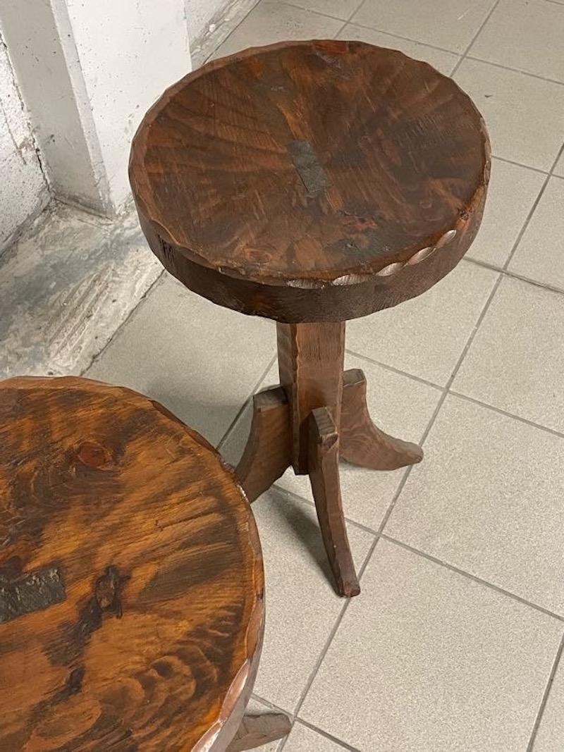 Satz von 2 brutalistischen 1960er Hockern (Holz) im Angebot