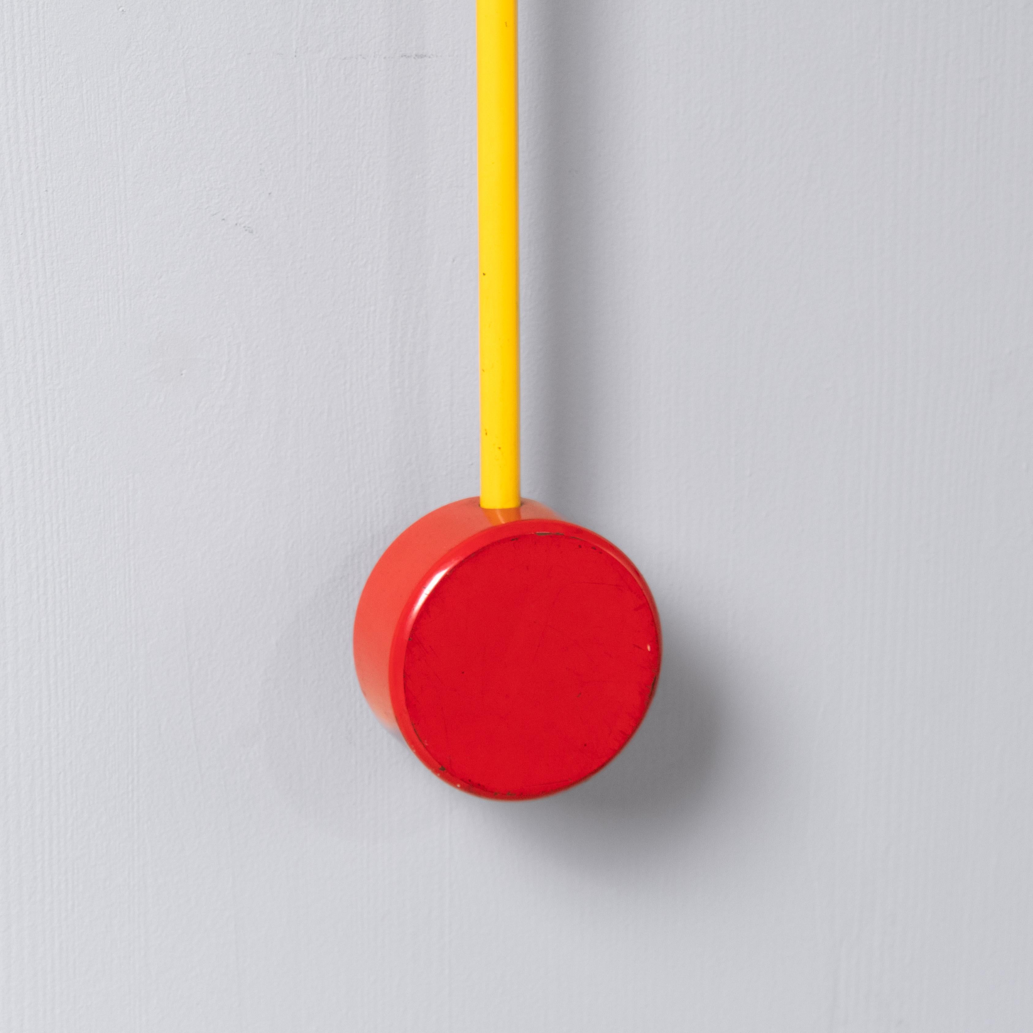 Satz mit 2 roten und gelben Metall-Drehspiegeln (Late 20th Century) im Angebot