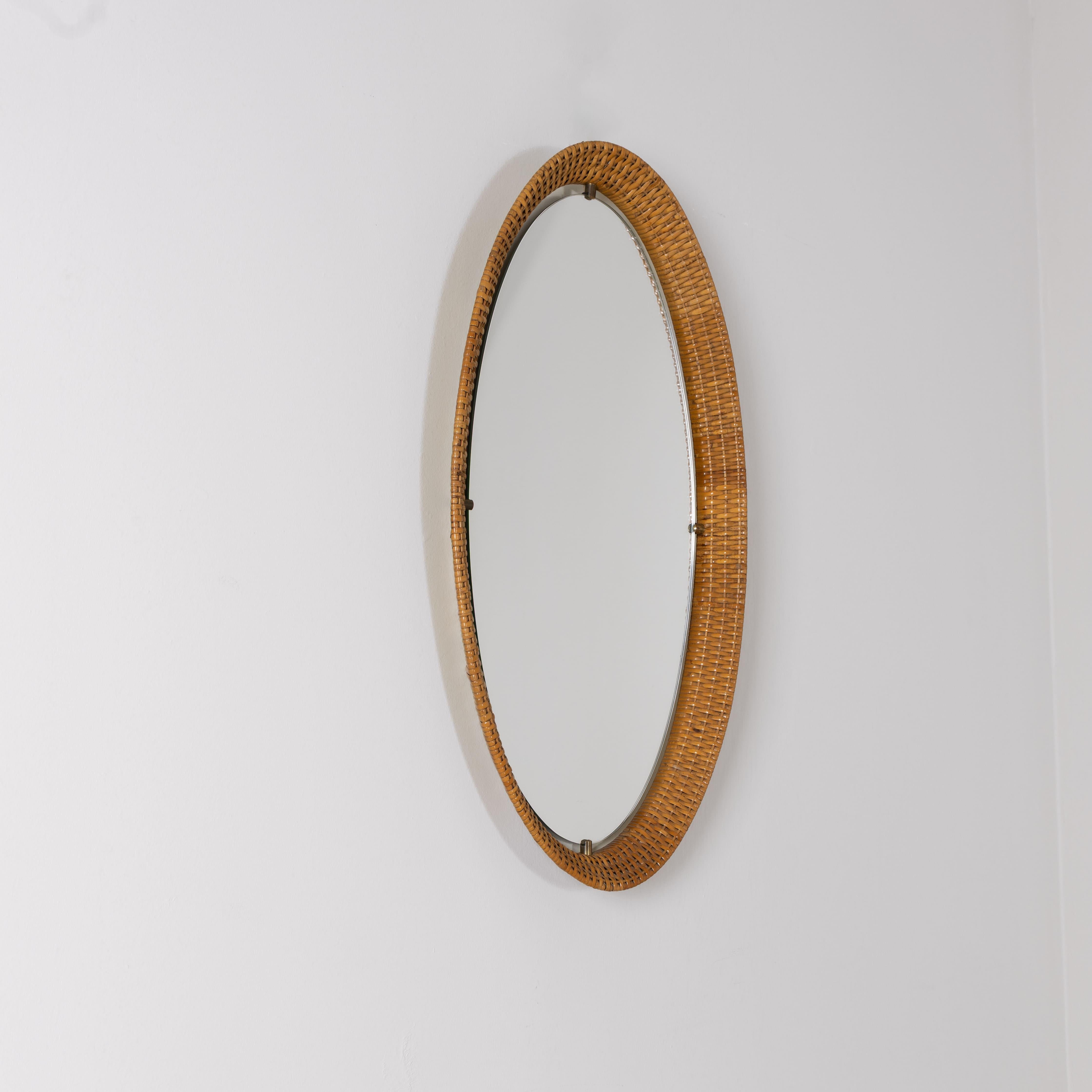 Set di 2 specchi ovali, produzione RO.MA, Italia, 1960, cornice in rattan, in buone condizioni generali con patina originale, provenienza casa privata.