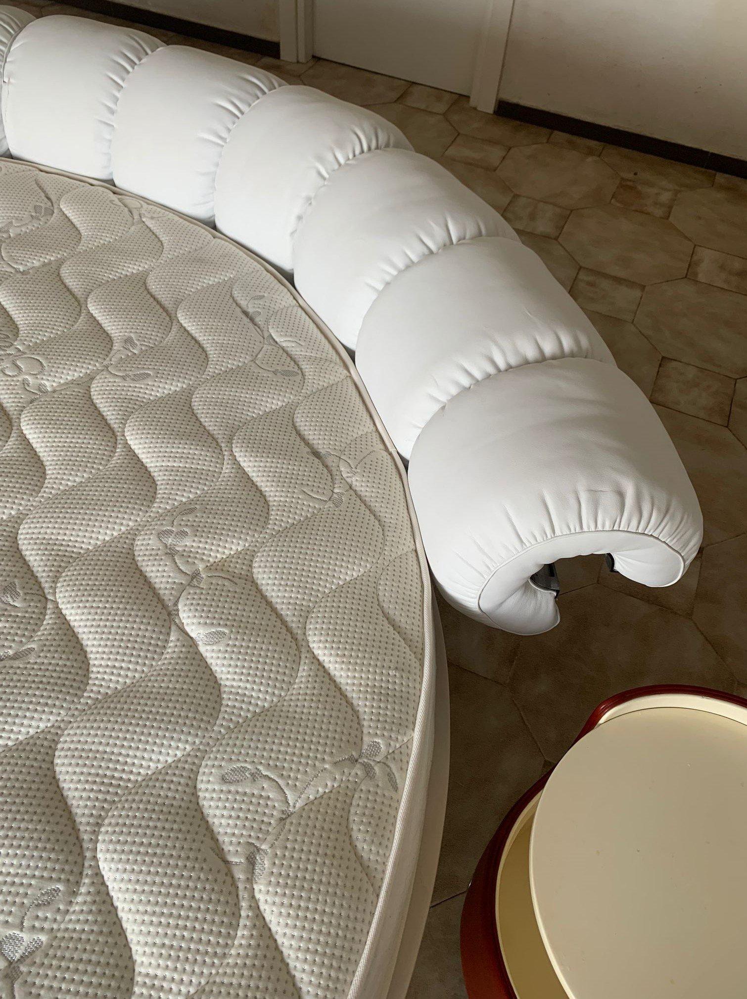 Set of 3 composed of Lullaby Bed and Nightstands by Luigi Massoni for Poltrona Frau For Sale 2