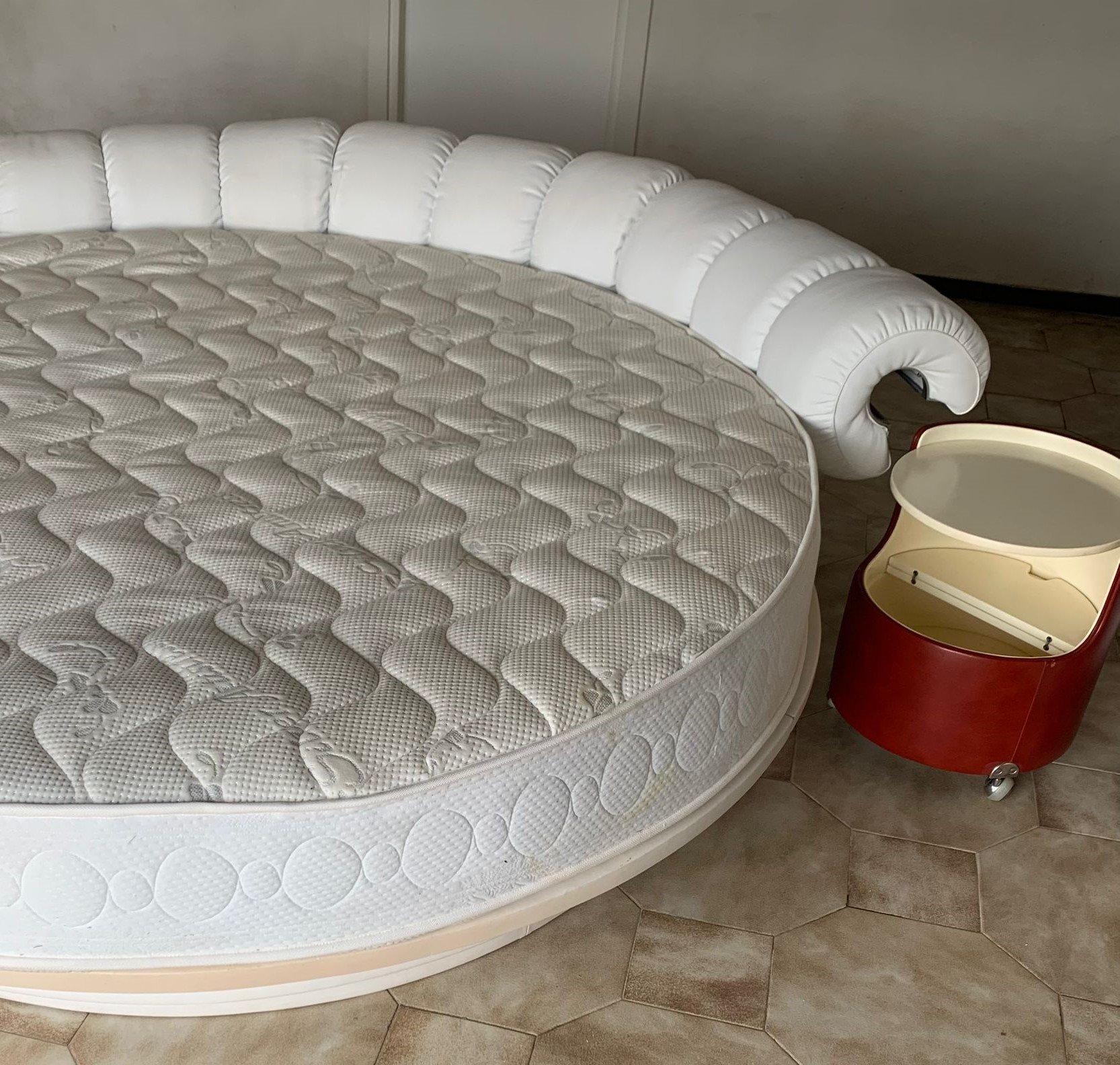 Set of 3 composed of Lullaby Bed and Nightstands by Luigi Massoni for Poltrona Frau For Sale 8