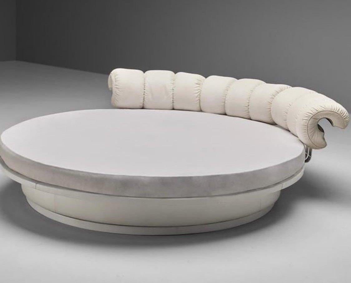 It is from 1967 that the Lullaby bed, designed by Luigi Massoni for Poltrona Frau... an original and timeless product with the unique feature of having a round, swivel base. Even today it is still a striking object and connotes the historical period