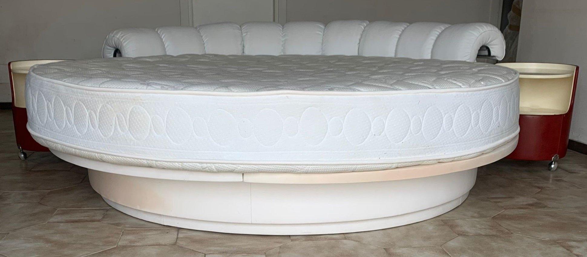 Space Age Set of 3 composed of Lullaby Bed and Nightstands by Luigi Massoni for Poltrona Frau For Sale