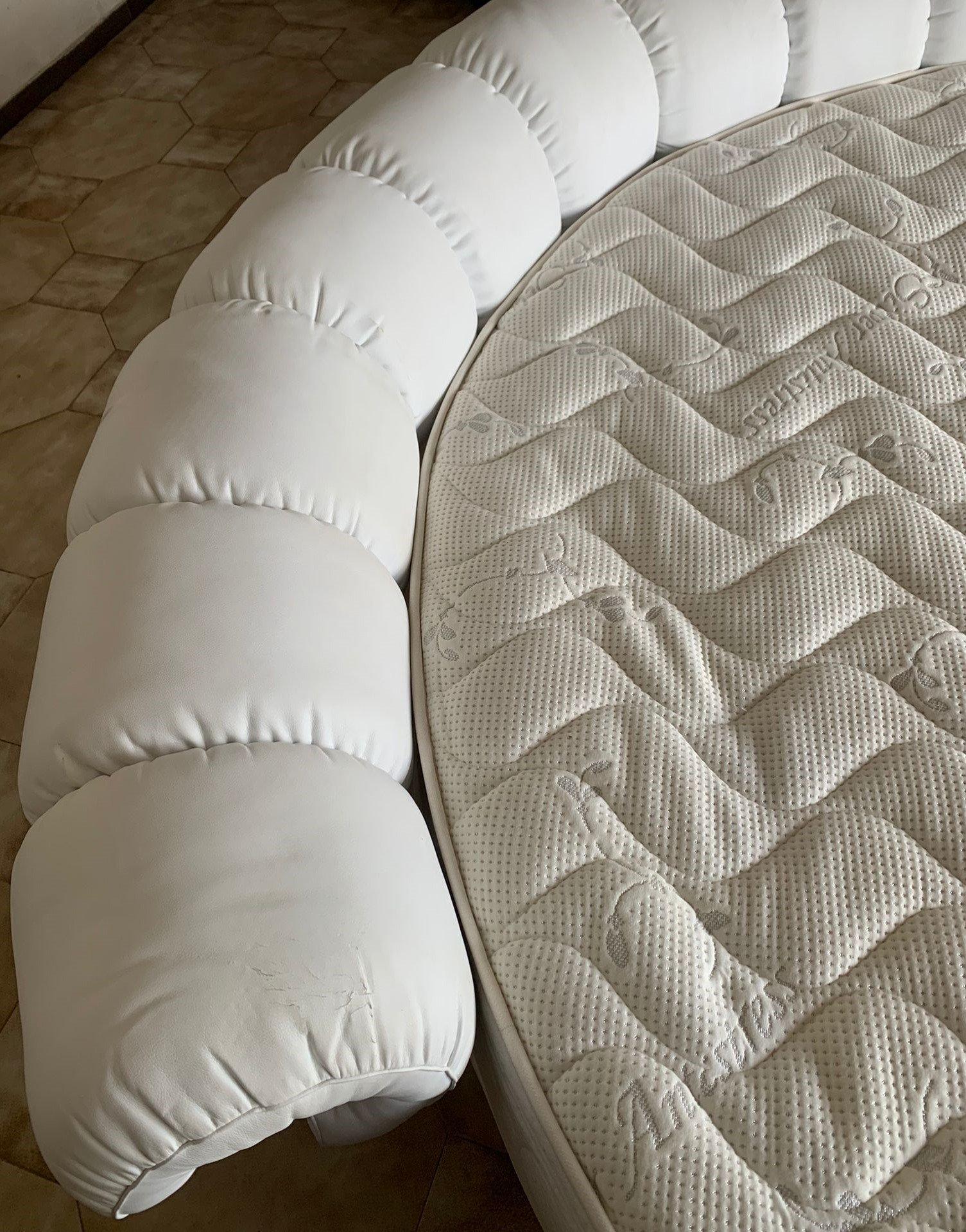 Set of 3 composed of Lullaby Bed and Nightstands by Luigi Massoni for Poltrona Frau For Sale 1