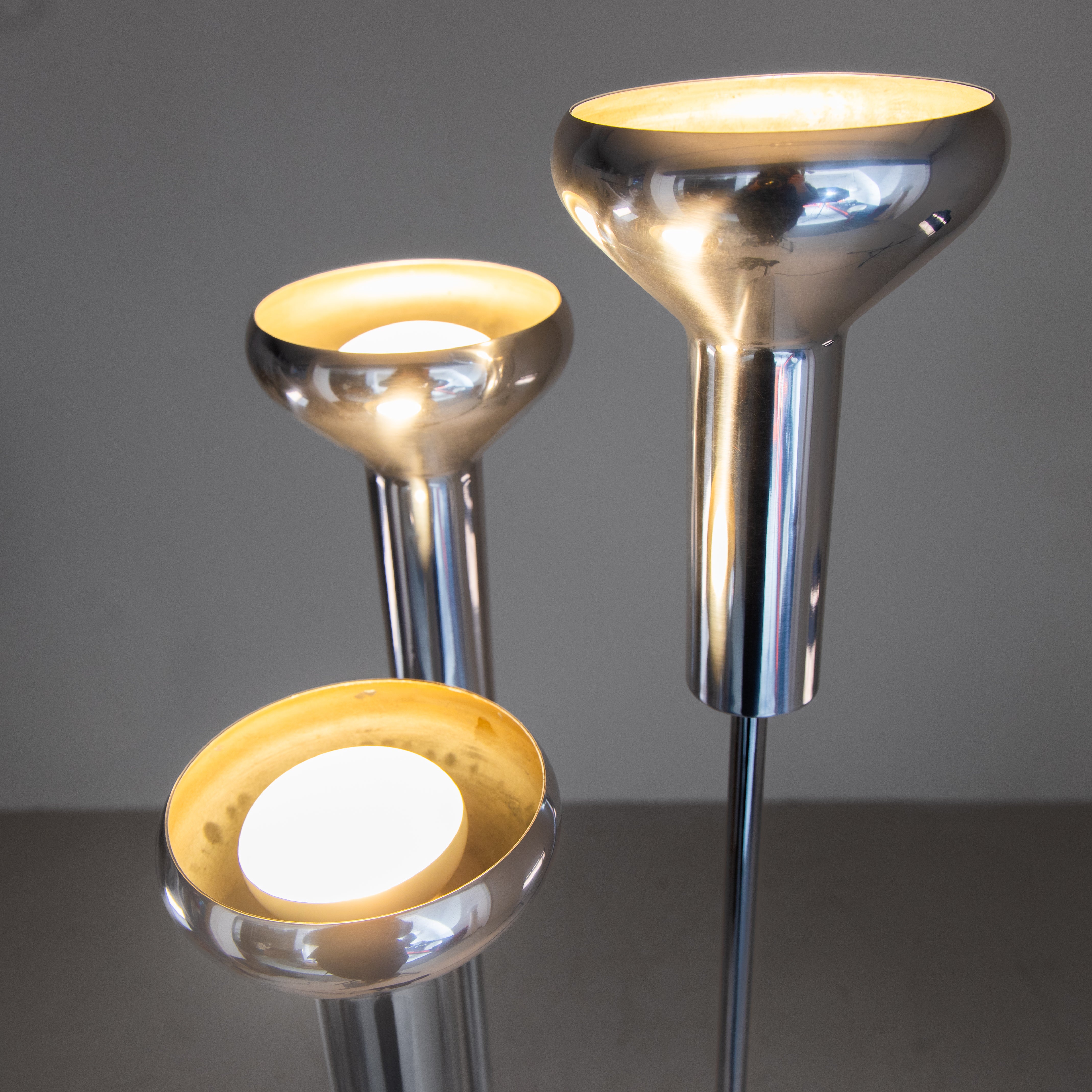Ensemble de 3 lampes mod. 1073, design de Gino Sarfatti pour Arteluce, Italie, 1950. Base en fonte craquelée peinte, cadre en acier chromé et aluminium anodisé. Différentes hauteurs de 183 cm, 198 cm et 207 cm. Un exemple emblématique du design