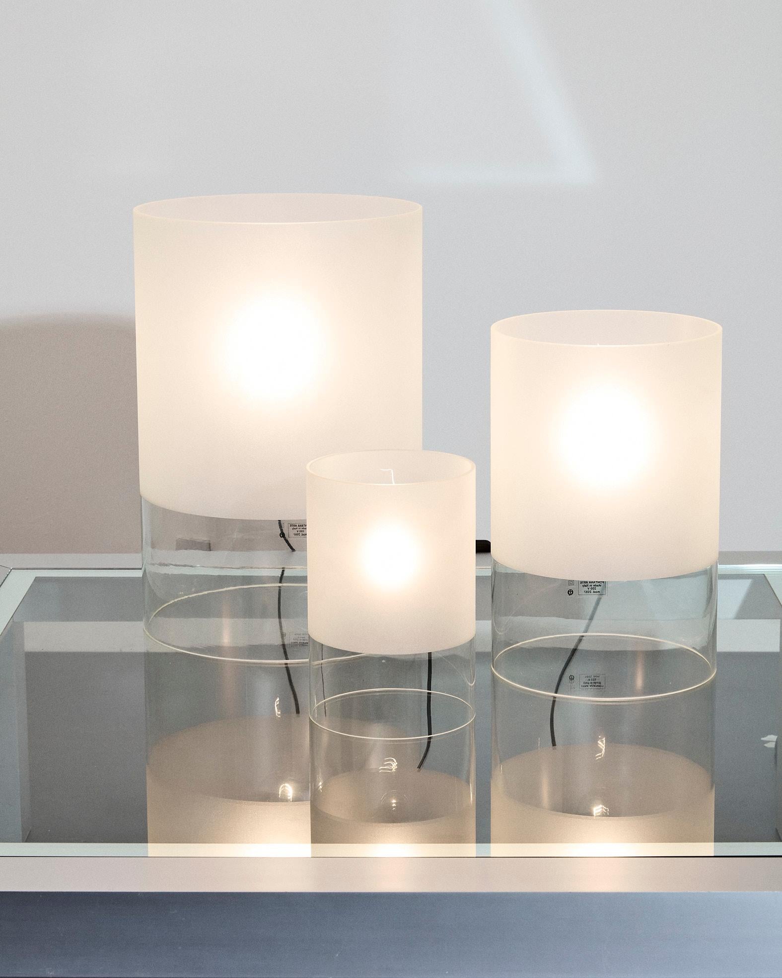 Set di tre lampade da tavolo “Fatua”, Modello 2597 — Guido M. Rosati per Fontana Arte, 1972

Eleganti lampade da tavolo Fatua realizzate in vetro soffiato trasparente con fascia satinata che diffonde la luce in modo morbido e uniforme. Disegnate da