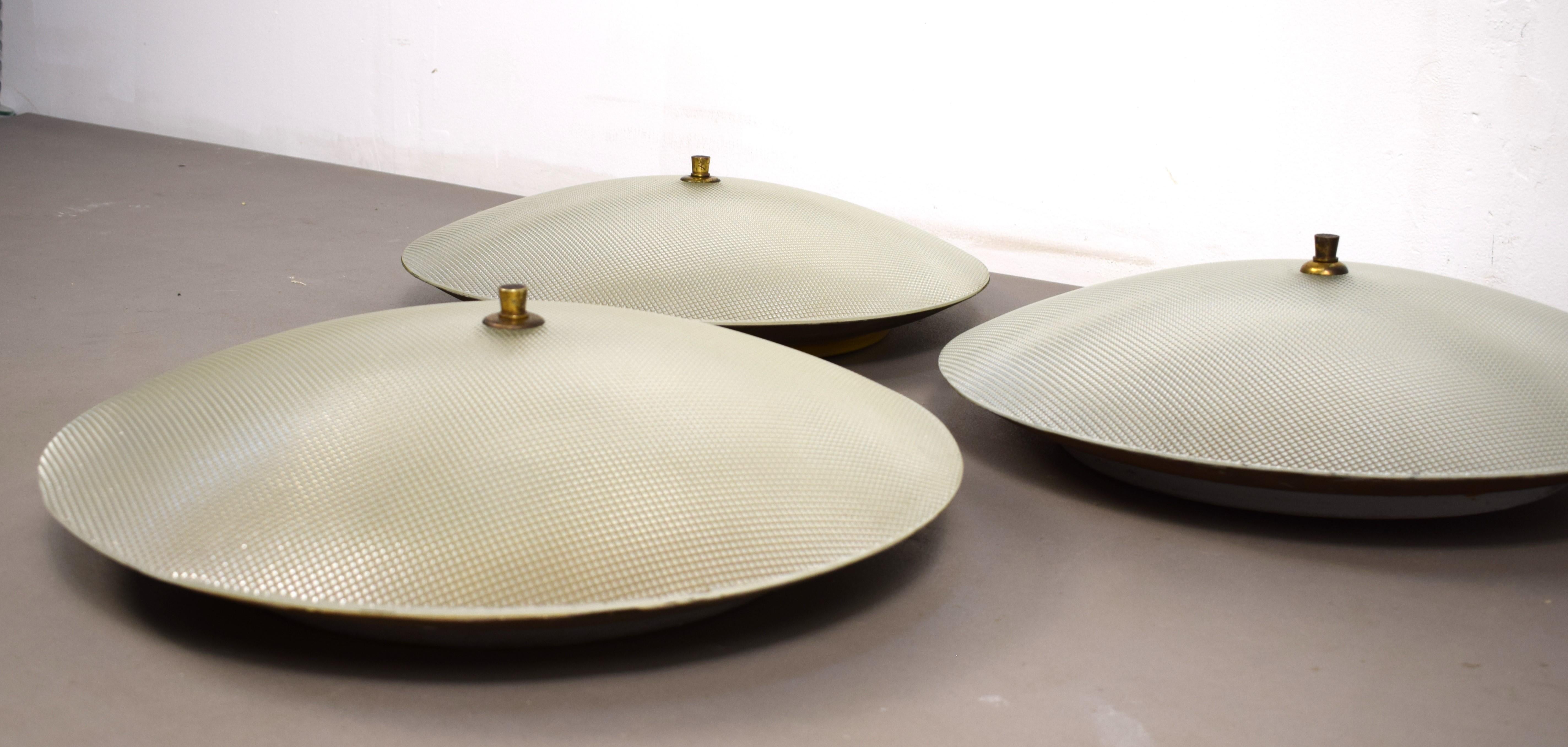 Set di 3 plafoniere di produzione Stilnovo, anni '50 circa.
Struttura in ottone e piatto in vetro.
Ottime condizioni, presentano normali segni del tempo, no rotture, vedere foto.
Dimensioni: D= 45 cm; H= 12 cm.
Si garantisce imballaggio