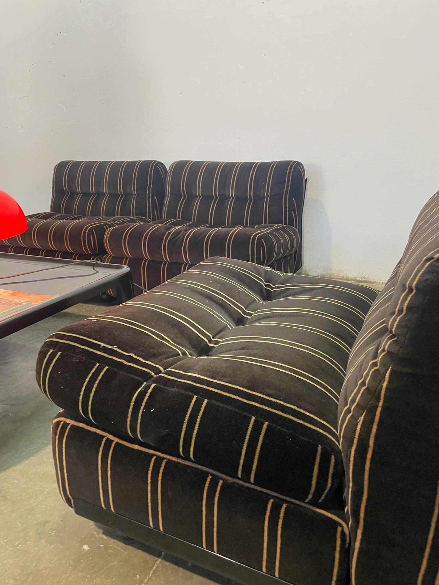 Poltrone Amanta (x3): Dimensioni 83 cm (larghezza) x 82 cm (profondità) x 73 cm (altezza), con altezza della seduta di 44 cm. Le poltrone presentano una struttura in fibra di vetro nera (fiberlite), un materiale innovativo per l’epoca, che Bellini