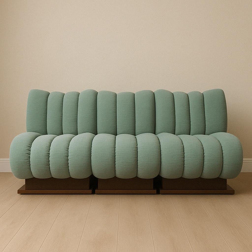 

 Raffinato set di tre poltrone modulari italiane degli anni '70, rivestite in nuovo tessuto verde salvia. Linee morbide, base in legno massello, riconfigurabili come divano tre posti. Stile Mid-Century iconico. Questo affascinante set composto da