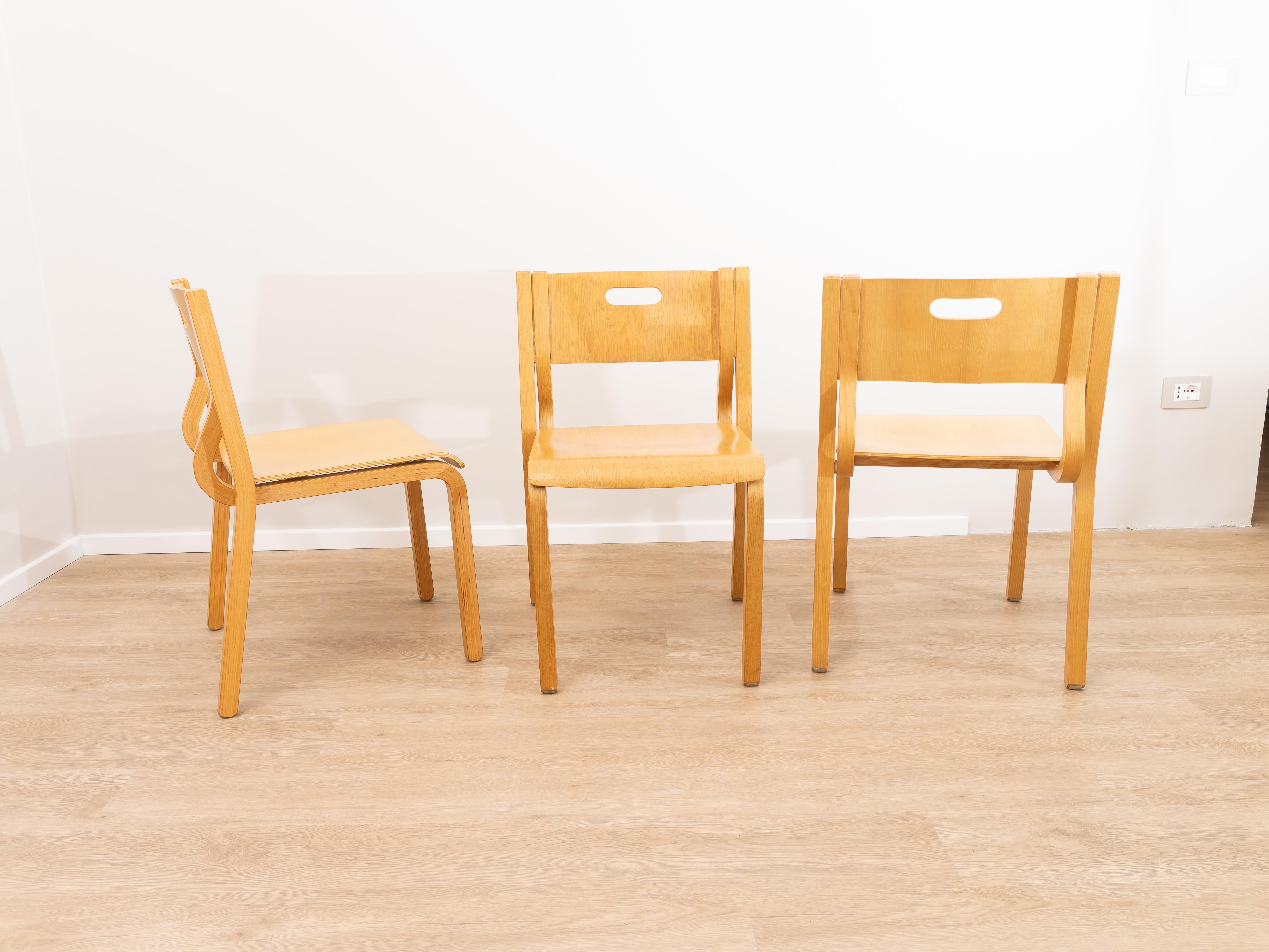 Ensemble de 3 chaises RARE Zanotta, fabriquées en Italie, années 1970. 
Cet ensemble de chaises INTROVABLE et PARTICULIER de Zanotta date des années 1970. Les chaises ont été fabriquées en Italie et ont une ligne très élégante. Sa forme arrondie lui