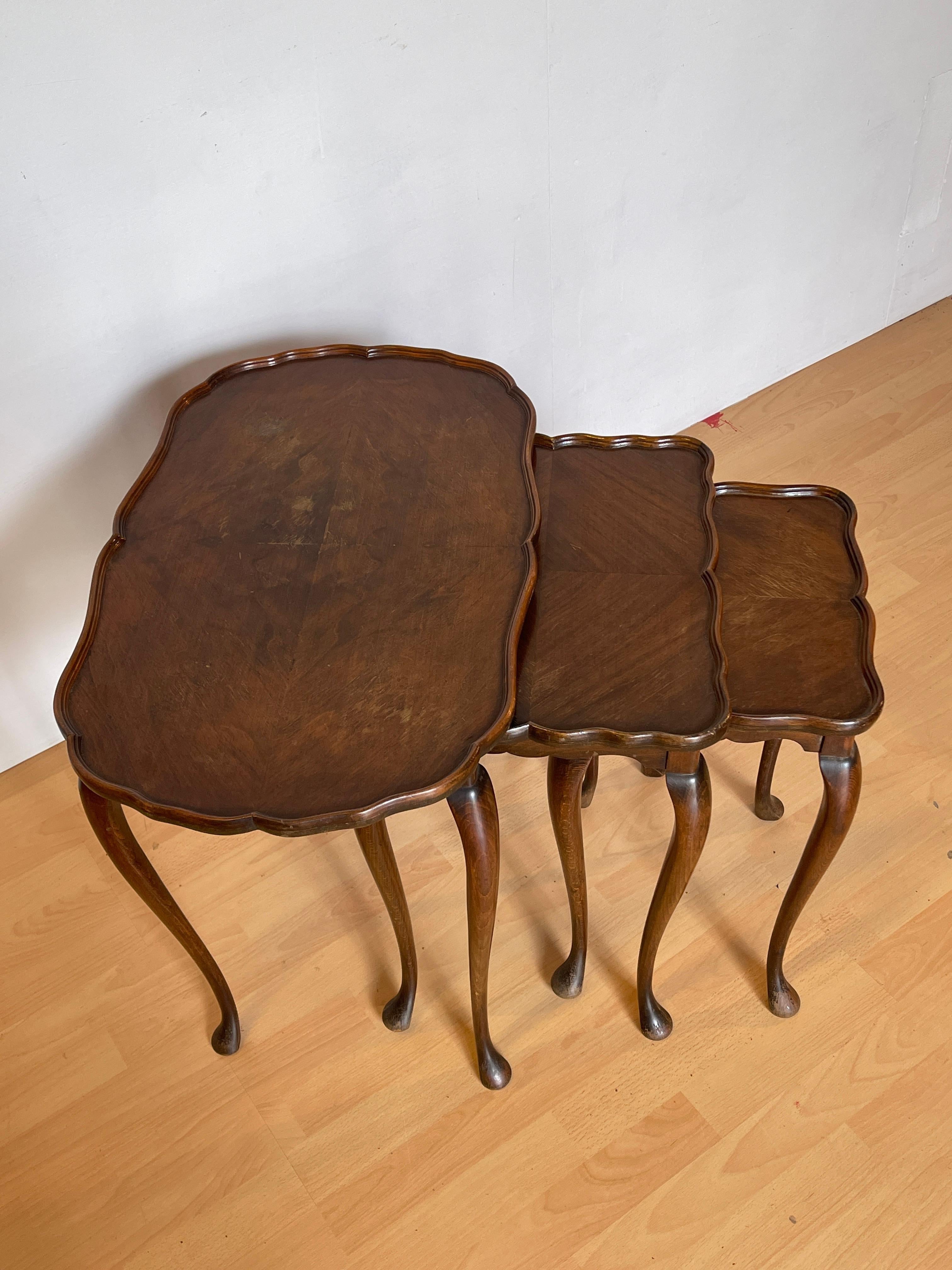 Elegant set of 3 side tables, made of solid wood, features a high-gloss finish that enhances the natural grain of the wood. Each coffee table, with an oval design and wavy edges, is a perfect example of classic craftsmanship. The slender lyre legs