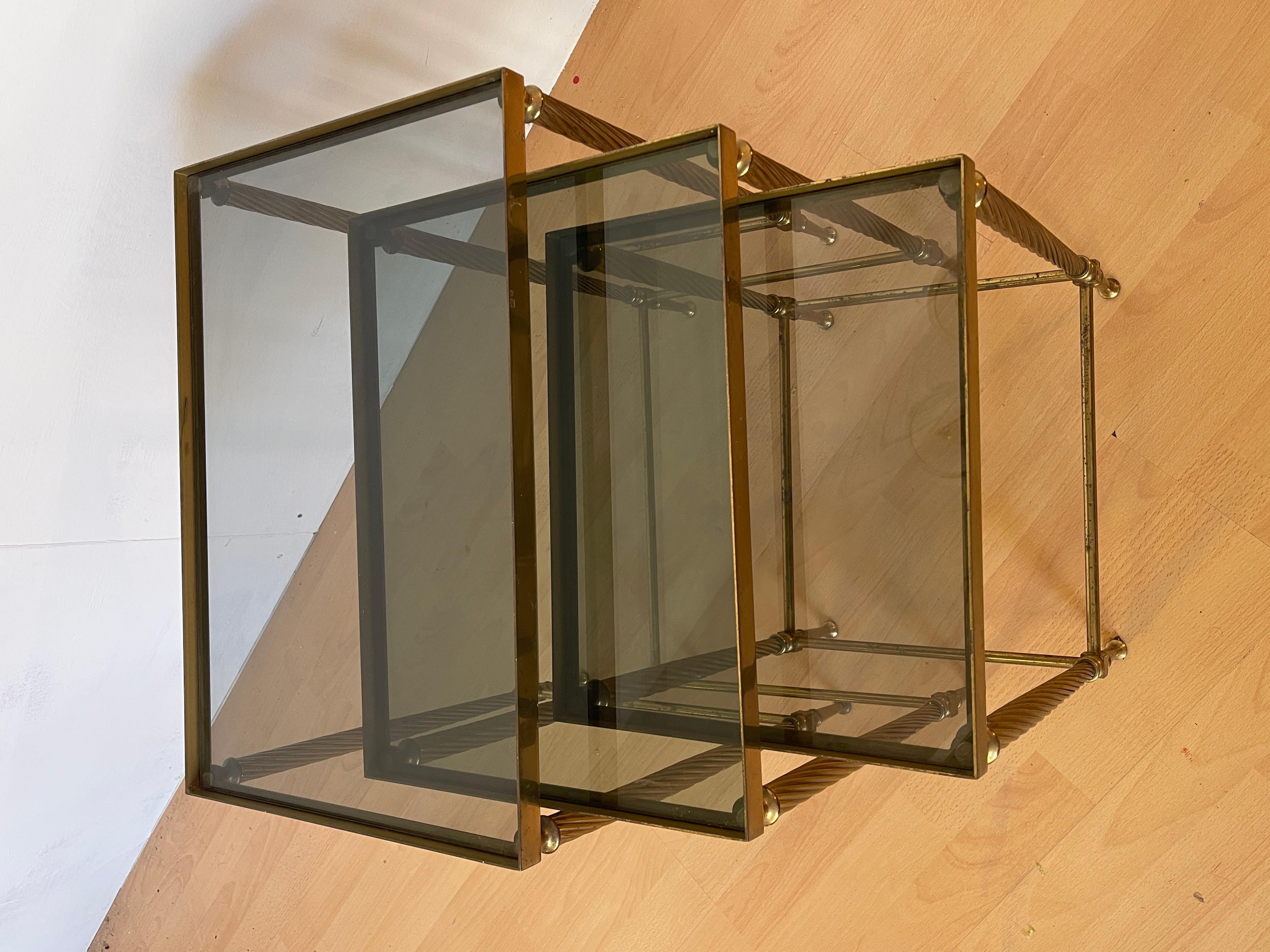 Set di 3 tavolini in ottone e vetro stile Hollywood Regency anni '50 in vendita 1