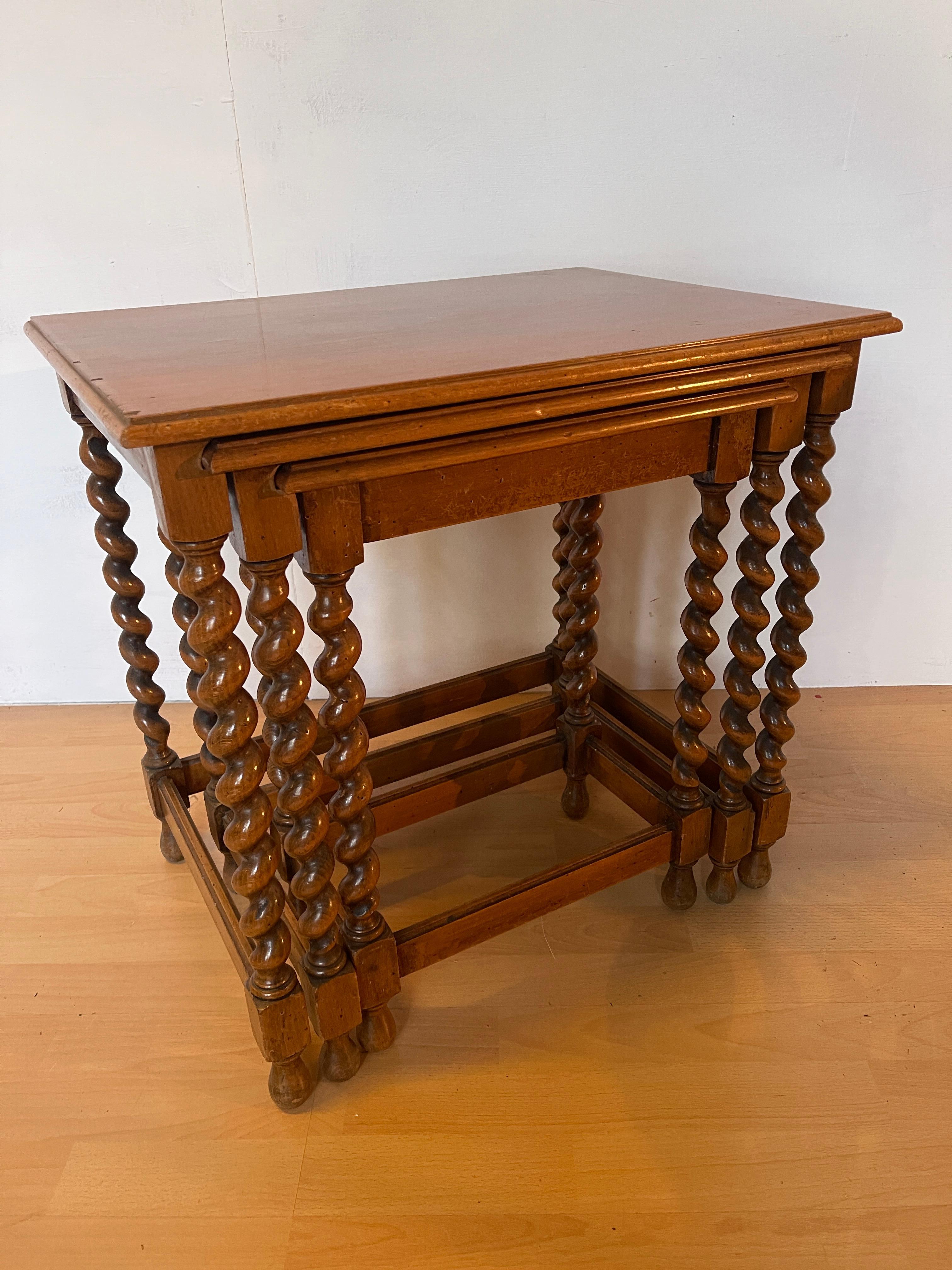 Set of 3 vintage 90s wooden interlocking coffee tables Italian In Good Condition For Sale In Cantù, IT