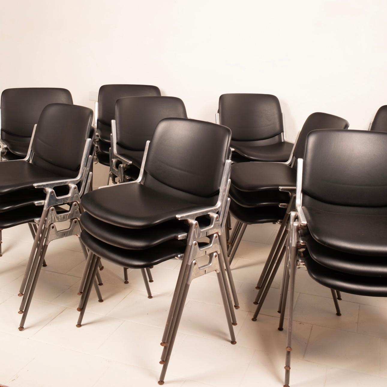 Straordinario set di 30 sedie DSC 106 disegnate da Giancarlo Piretti nel 1965 e prodotte da Anonima Castelli Bologna.
Le sedie si presentano in ottime condizioni vintage, con sedute in sky nero ignifugo, delle quali su molte ancora è conservata