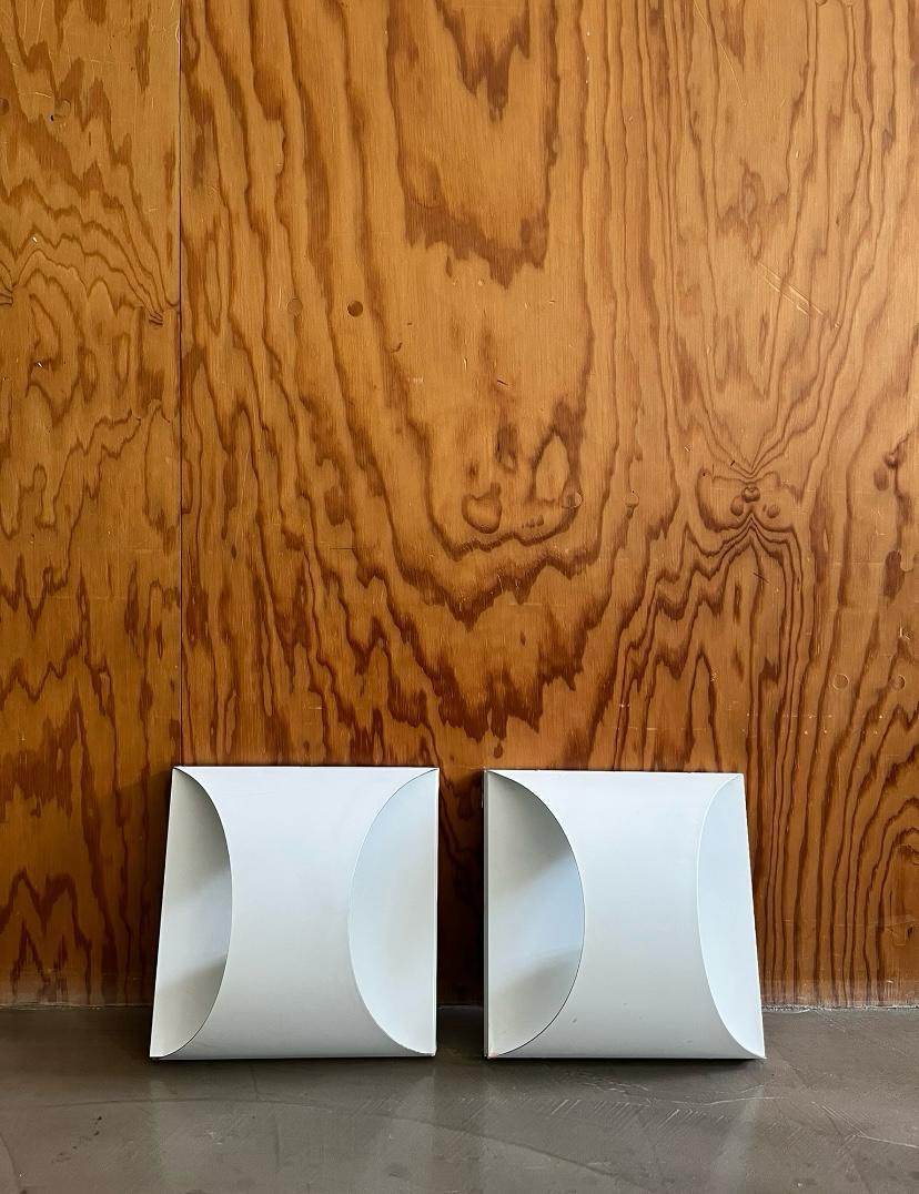 Mid-Century Modern Set of 4 enameled metal geometric wall sconces, Italian made, 1970s For Sale