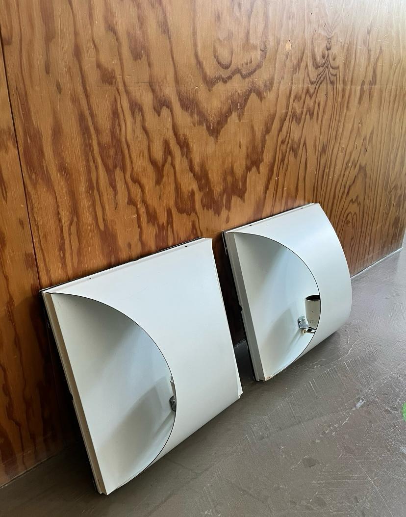 Set of 4 enameled metal geometric wall sconces, Italian made, 1970s In Good Condition For Sale In Milano, IT