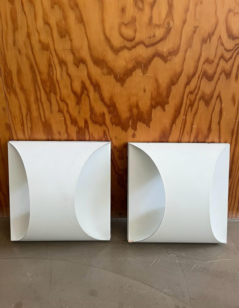 Late 20th Century Set of 4 enameled metal geometric wall sconces, Italian made, 1970s For Sale