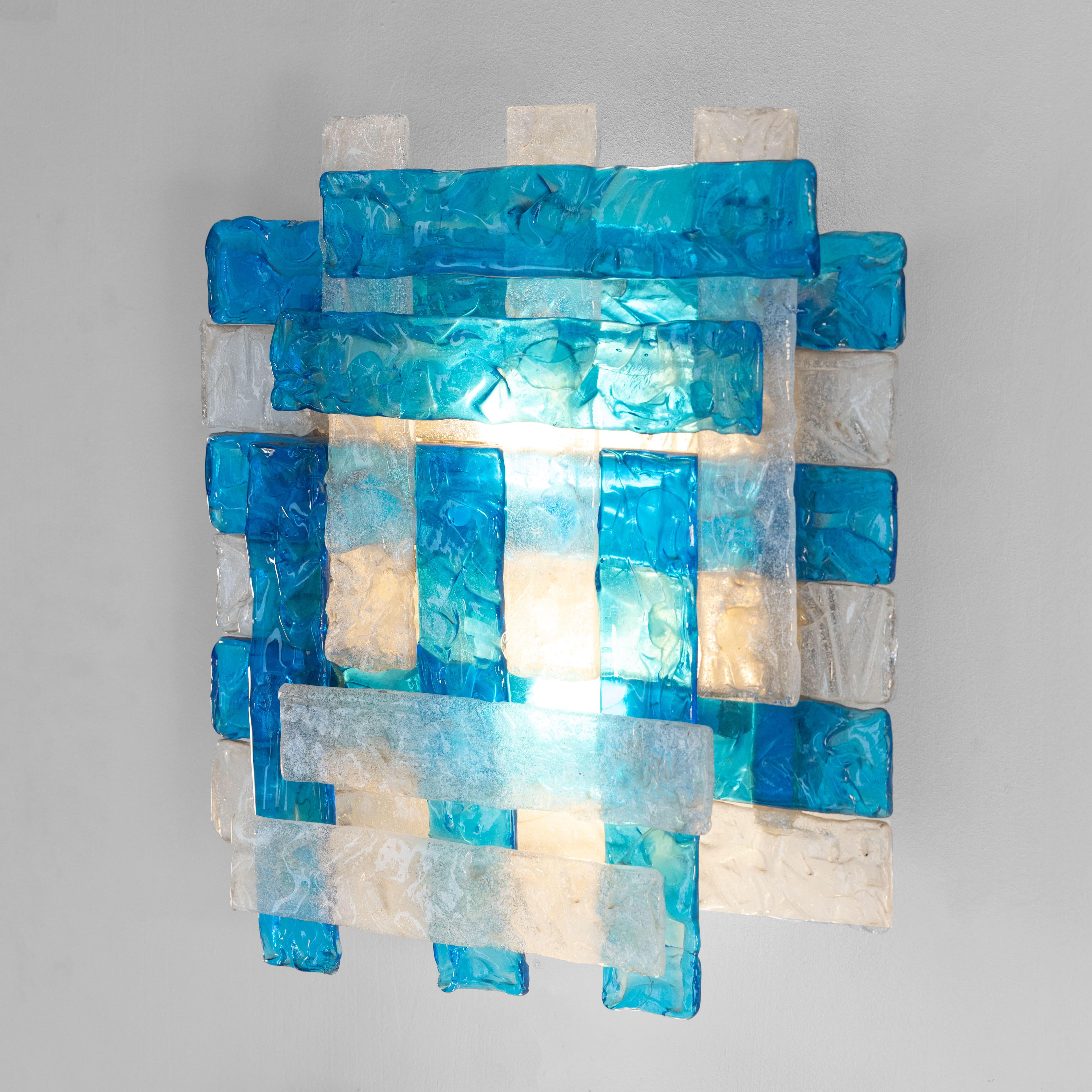 Postmoderno Set di 4 applique, vetro di murano bianco azzurro, 1970 in vendita