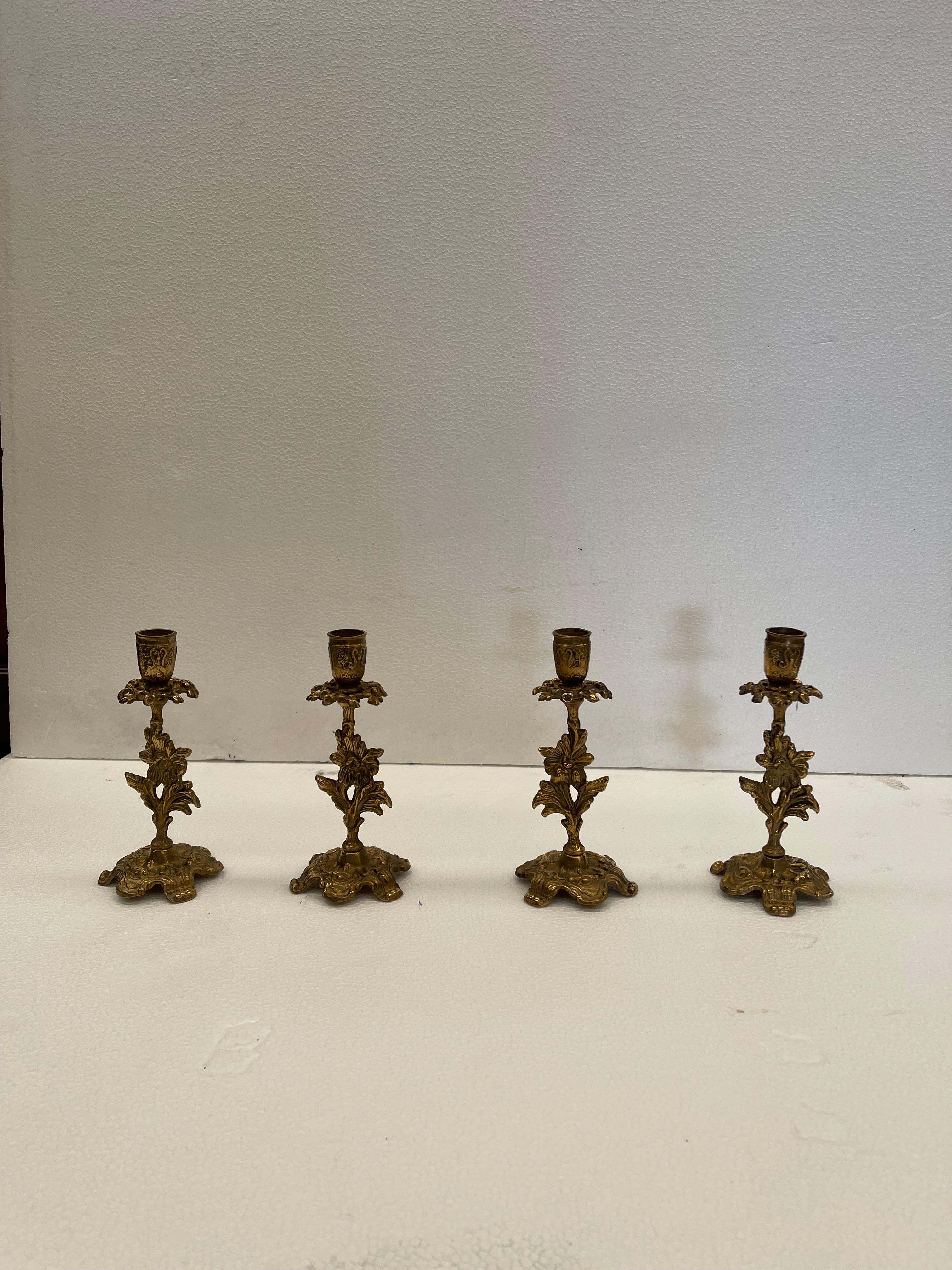 British Colonial Set di 4 Candelieri da altare. BRONZO E OTTONE.  For Sale