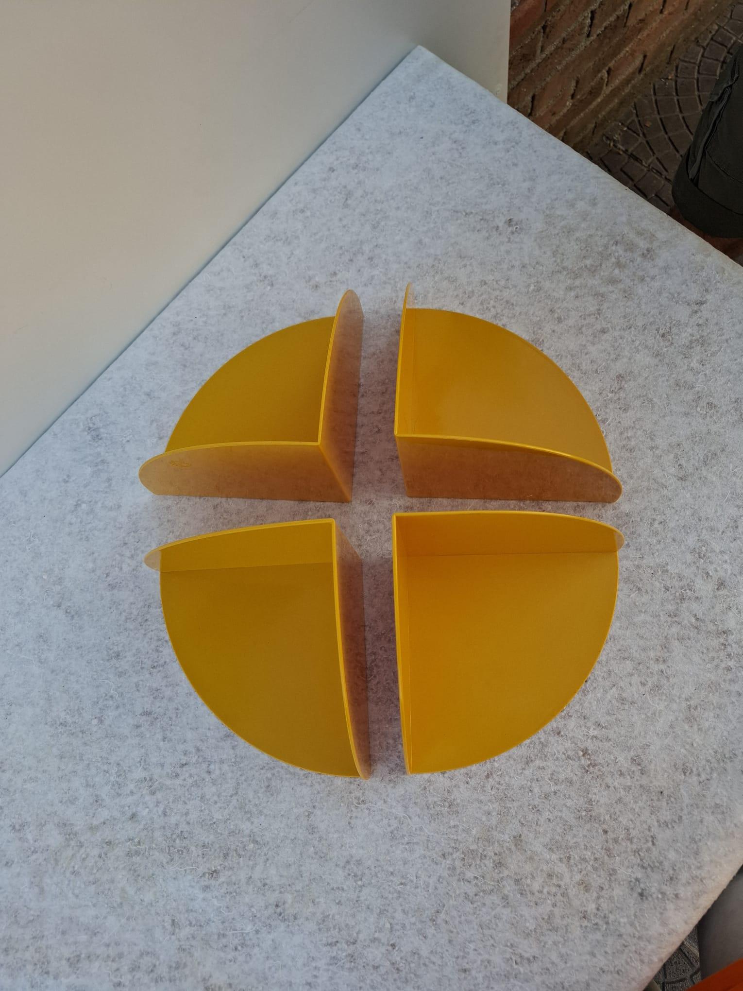 Set di 4 Fermalibri Modello 4909 di Giotto Stoppino per Kartell, Anni '60. 
Questo Set di 4 Fermalibri Modello 4909 di Giotto Stoppino per Kartell è in materiale plastico di colore giallo. Sono stati realizzati in plastica molto resistente. Questo
