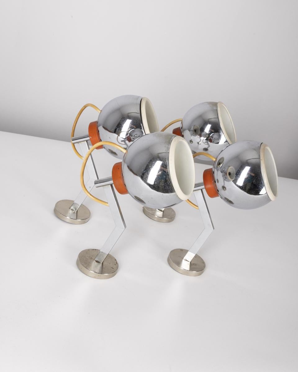 Ensemble de 4 lampes murales en métal chromé et orange, design italien, années 1970.

ÉTAT : En bon état de fonctionnement, avec des signes d'usure dus au temps.

DIMENSIONS : Hauteur 17 cm ; Largeur 12 cm ; Longueur 27 cm

MATÉRIAU : métal

Année