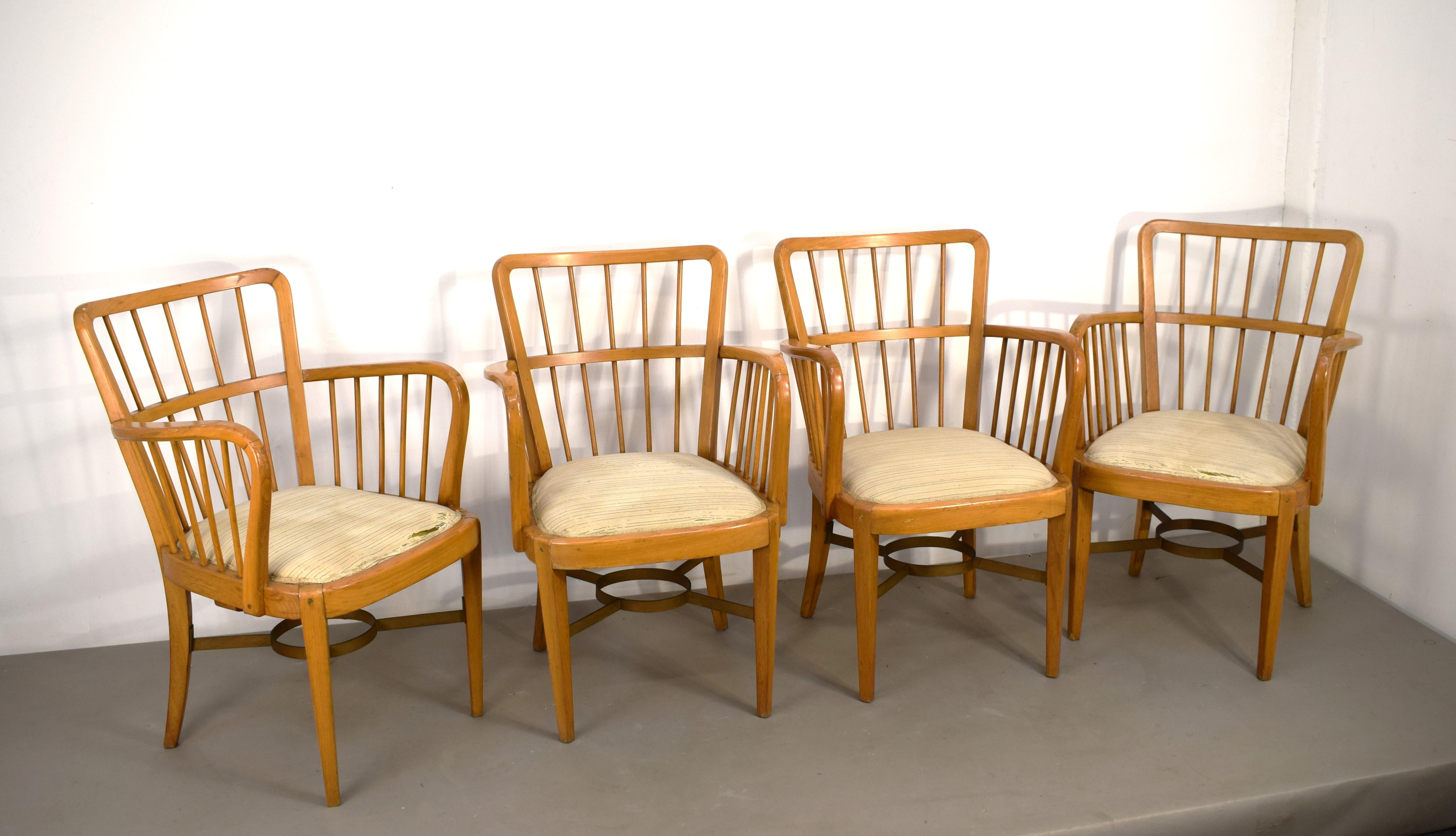 Ensemble de 4 petits fauteuils ou chaises de fabrication italienne des années 1950.
Bois et laiton.
Bon état, signes d'usure présents, tissu à remplacer, voir photos.
Dimensions : H= 87 cm ; L= 60 cm ; P= 65 cm ; assise H = 45 cm : H= 87 cm ; L= 60