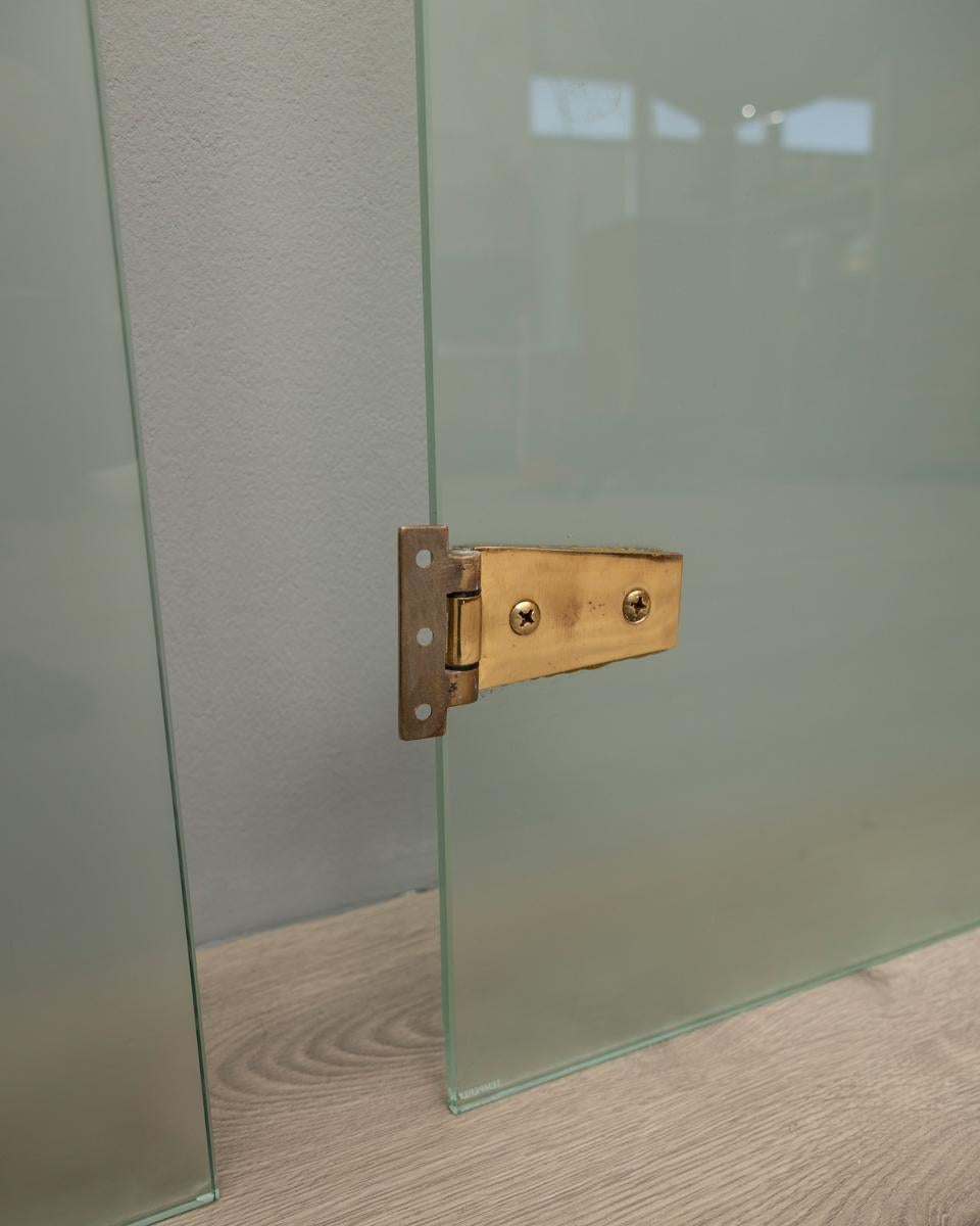 Brass Set of 4 vintage 60s glass and brass doors design by Fontana Arte For Sale