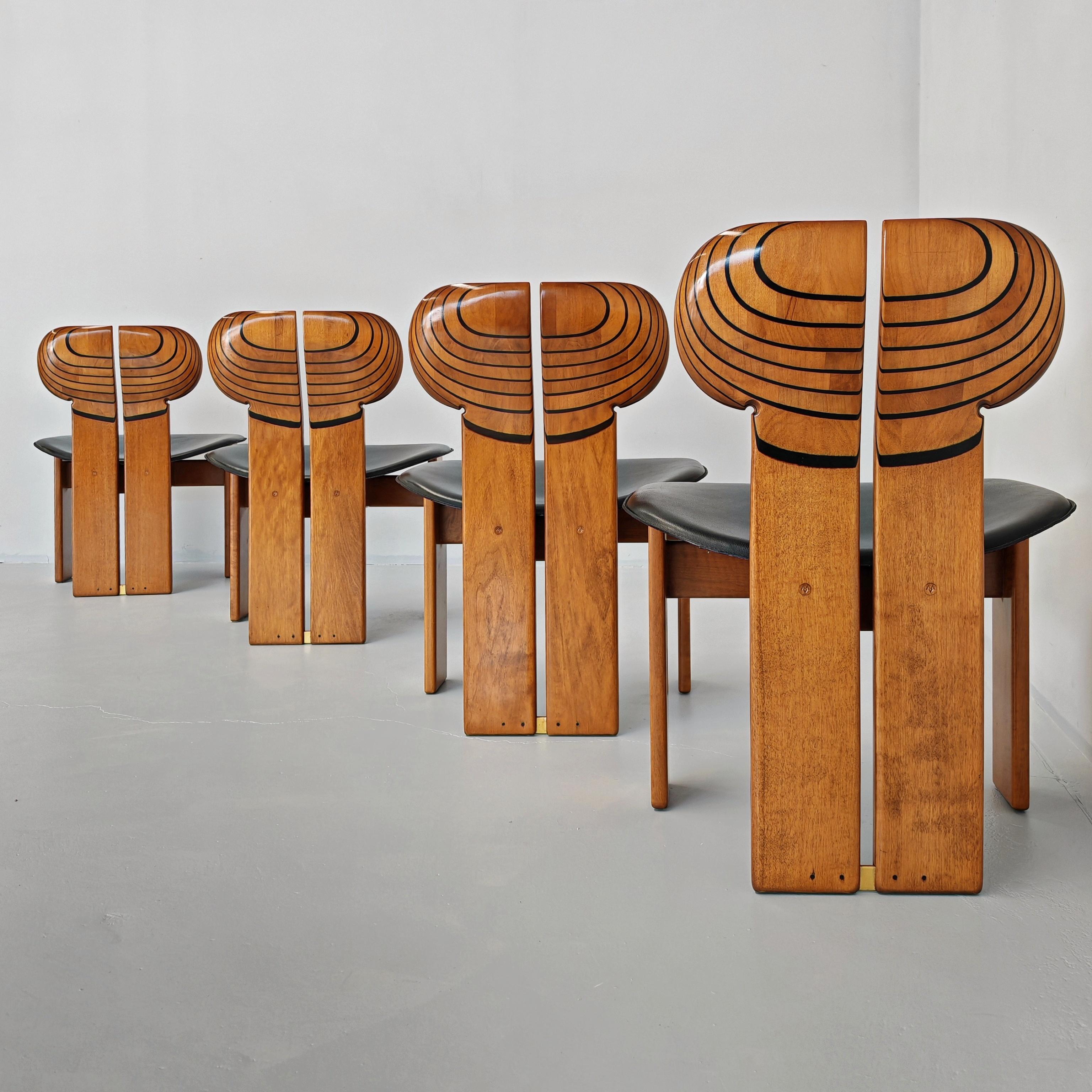 Stupendo set di 4 sedie  modello Africa, della collezione Artona, disegnate nel 1975 da Afra e Tobia Scarpa per Maxalto (B&B Italia). Le sedie hanno una struttura scultorea in legno di noce chiaro massello, linee intarsiate in legno ebanizzato e