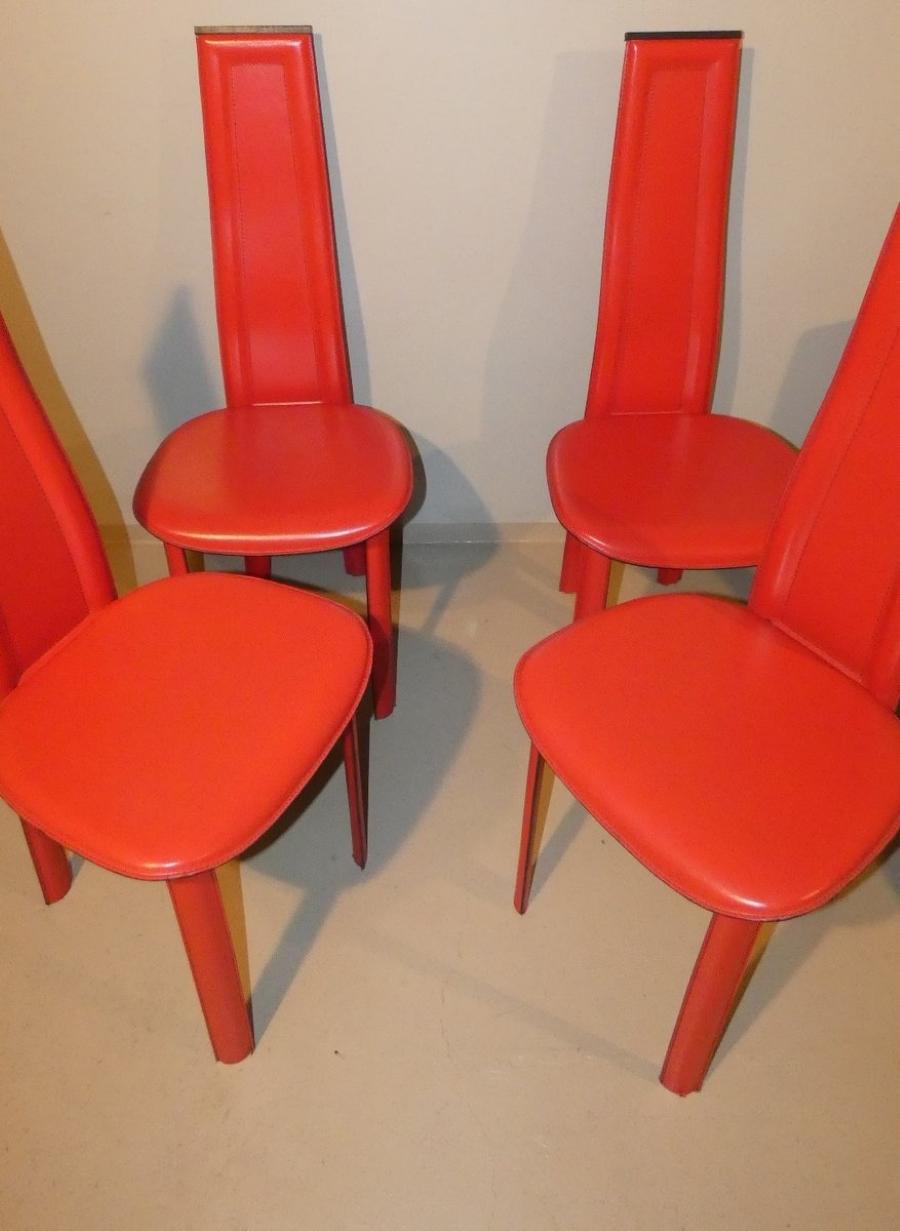 Sedute disegnate da Giorgio Catelan per Catelan, prodotte negli anni '80.
Completamente rivestite in pelle Farbe rosso Ferrari con cuciture impunturate e profili lucidati in nero.
Accattivanti ed estremamente comode. Ottime le