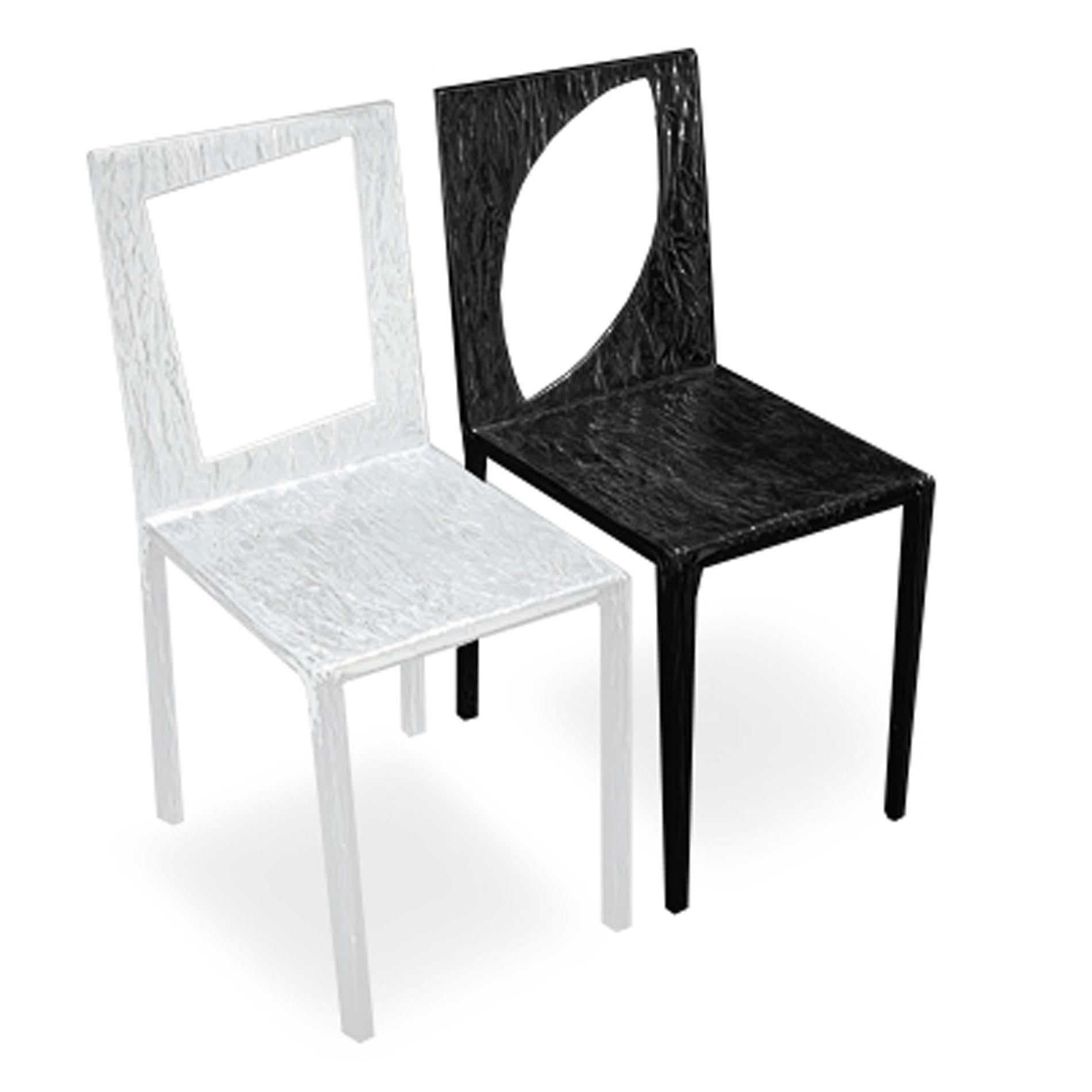 Ensemble composé de quatre chaises Bureau sans accoudoirs conçues par Andrea Salvetti et produites par Dilmos en 1999 en Italie. L'ensemble se distingue par le design accrocheur des chaises, peintes par paires en noir et blanc et décorées de