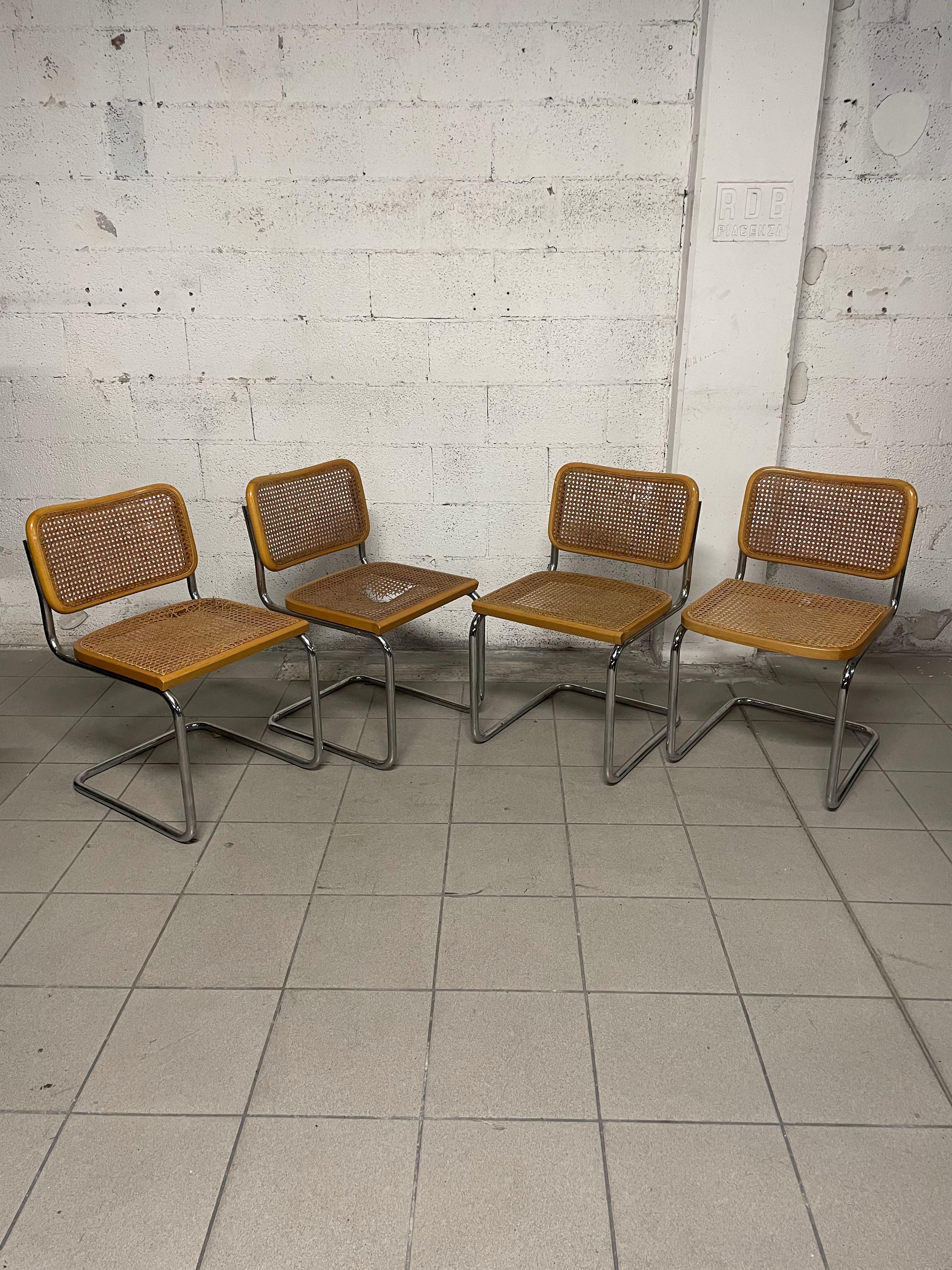 Set di 4 sedie Cesca B32 progettate da Marcel Breuer nel 1928 e qui riprodotte negli anni '70 da Gavina.
Struttura in tubolare d'acciaio cromato nella configurazione a 