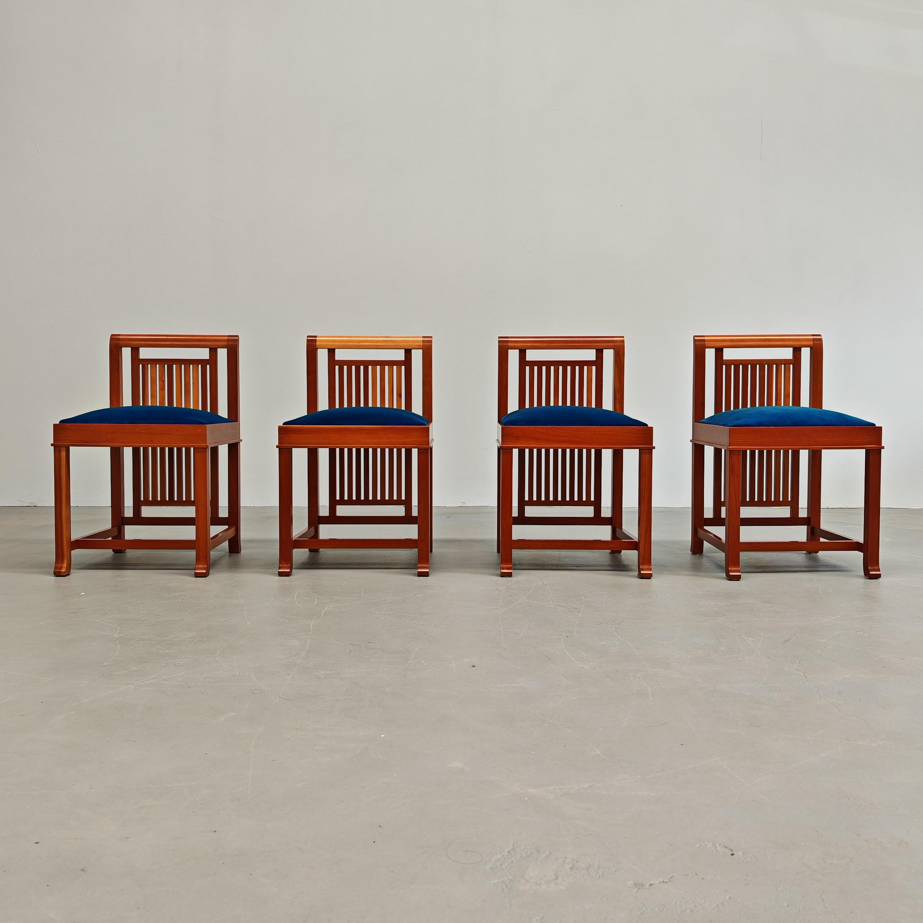 Wunderschöner Satz von 4 Stühlen, entworfen von F.L. Wright im Jahr 1907 gegründet und 1989 von Cassina in Produktion genommen. Die Stühle sind aus naturbelassenem Kirschholz mit einer niedrigen Lattenrost-Rückenlehne und besonderen Details. Die