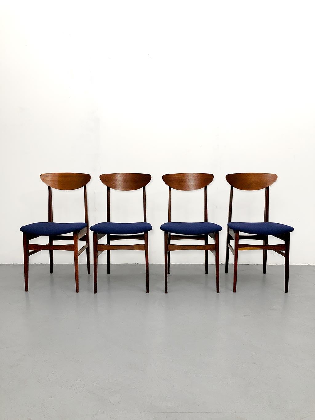 Satz bestehend aus 4 Esszimmerstühlen, hergestellt von Farstrup, Dänemark, in den 1960er Jahren. Gestell aus Buche und Rückenlehne aus Teakholz. Der Sitz wurde von einem professionellen Polsterer restauriert und mit Bouclè aus gesellschaftsblauer