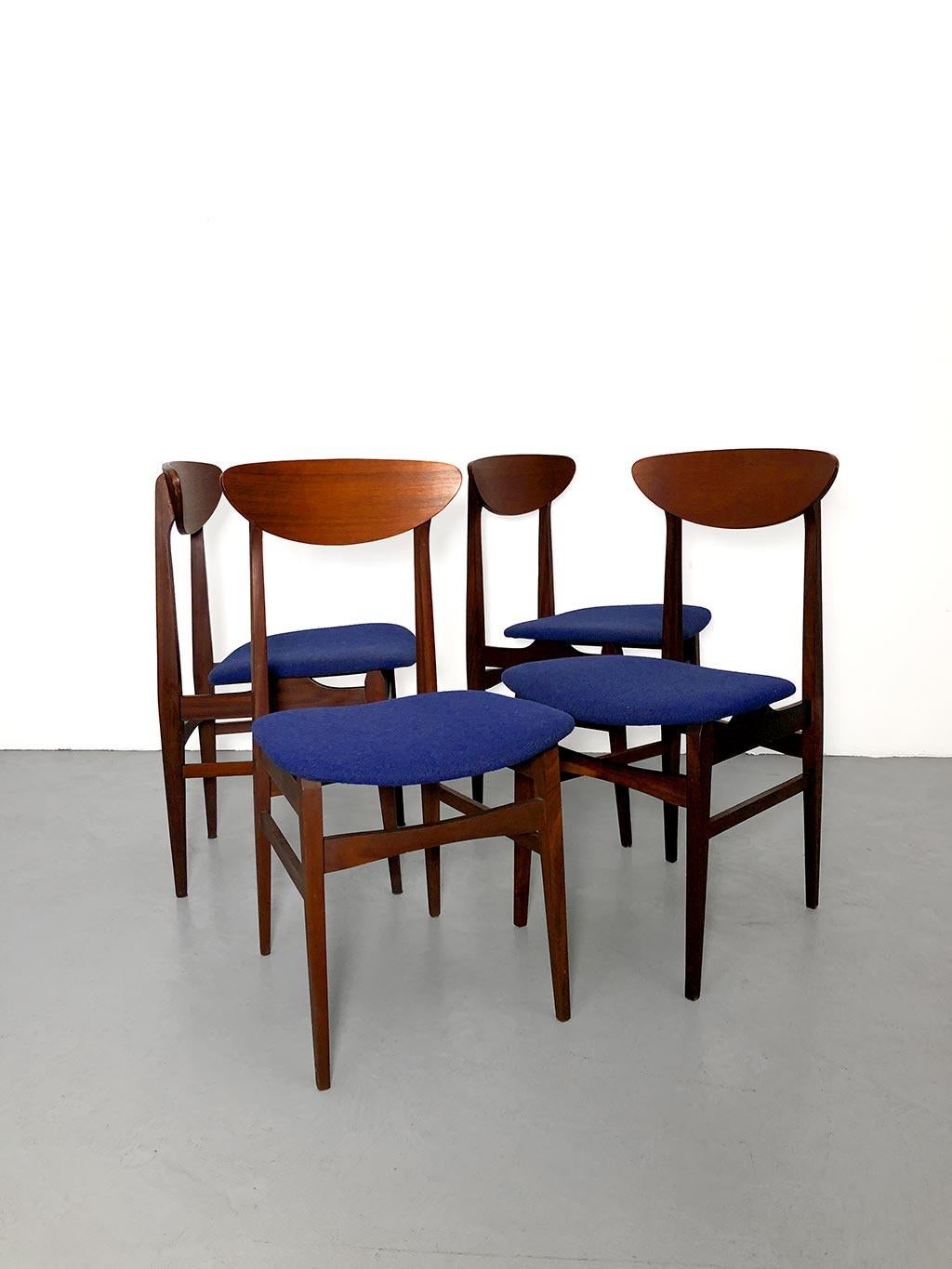 Mid-Century Modern Set of 4 dining chairs manufactured by Farstrup, Denmark, 1960s.  For Sale