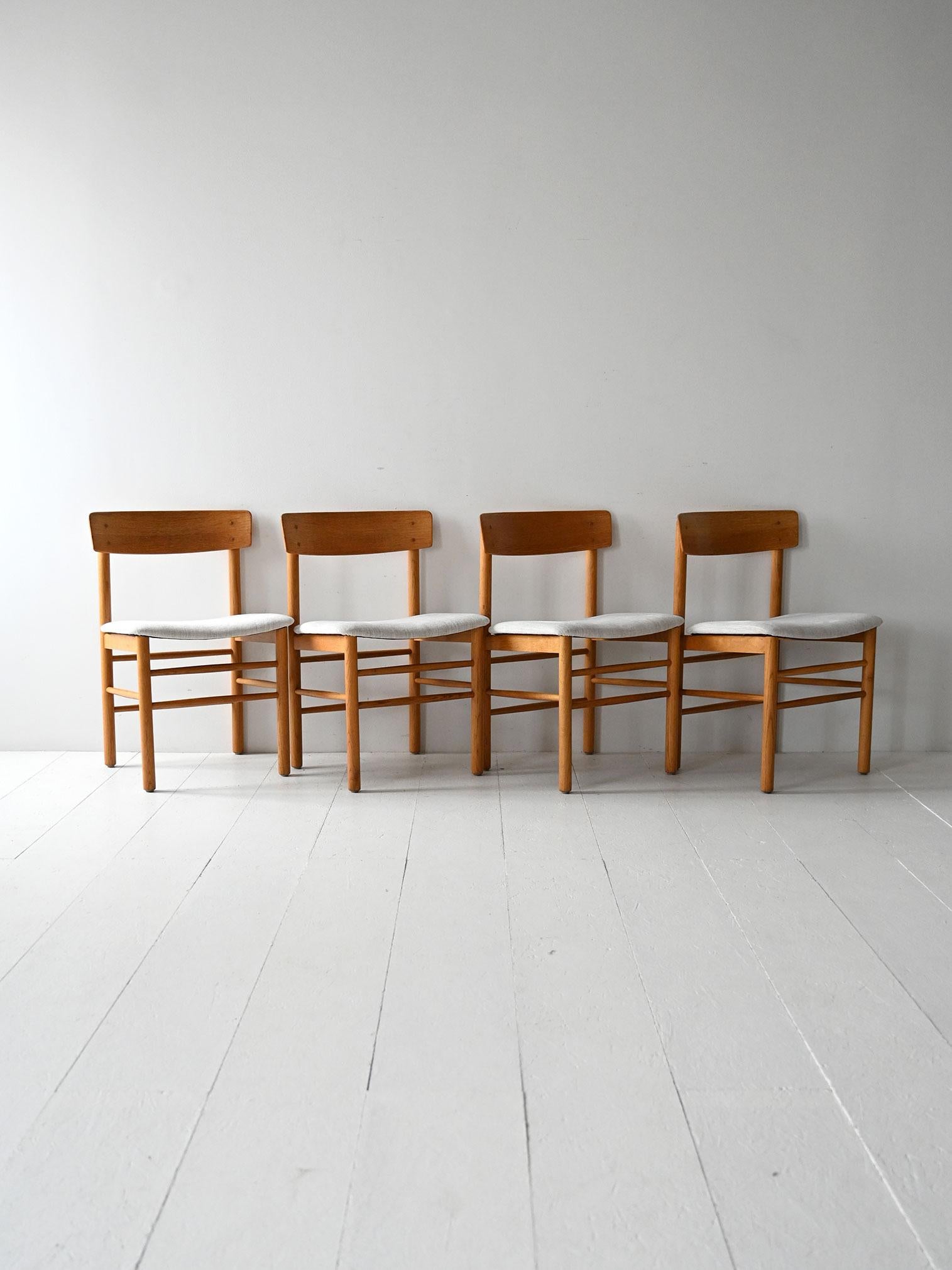 Sillas modelo 250 de roble macizo con respaldo curvado y asiento tapizado. Fabricado por Farstrup Møbler, Dinamarca, 1956.

Juego de 4 sillas danesas vintage modelo 250, fabricadas por Farstrup Møbler en 1956.
Fabricados en roble macizo, cuentan con