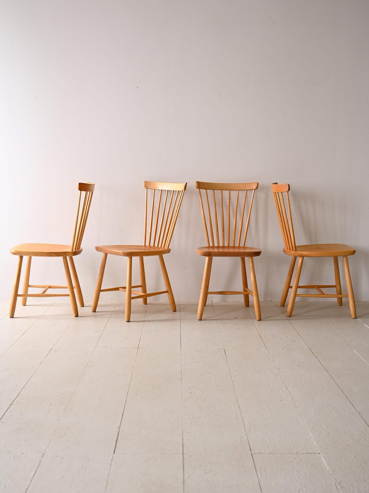 Original skandinavische Esszimmerstühle im Vintage-Stil.

Dieses ikonische Stuhlmodell zeichnet sich durch seine einzigartige Rückenlehnenstruktur aus, die aus acht vertikalen Holzstämmen besteht. Die länglichen, konischen Beine erinnern an den