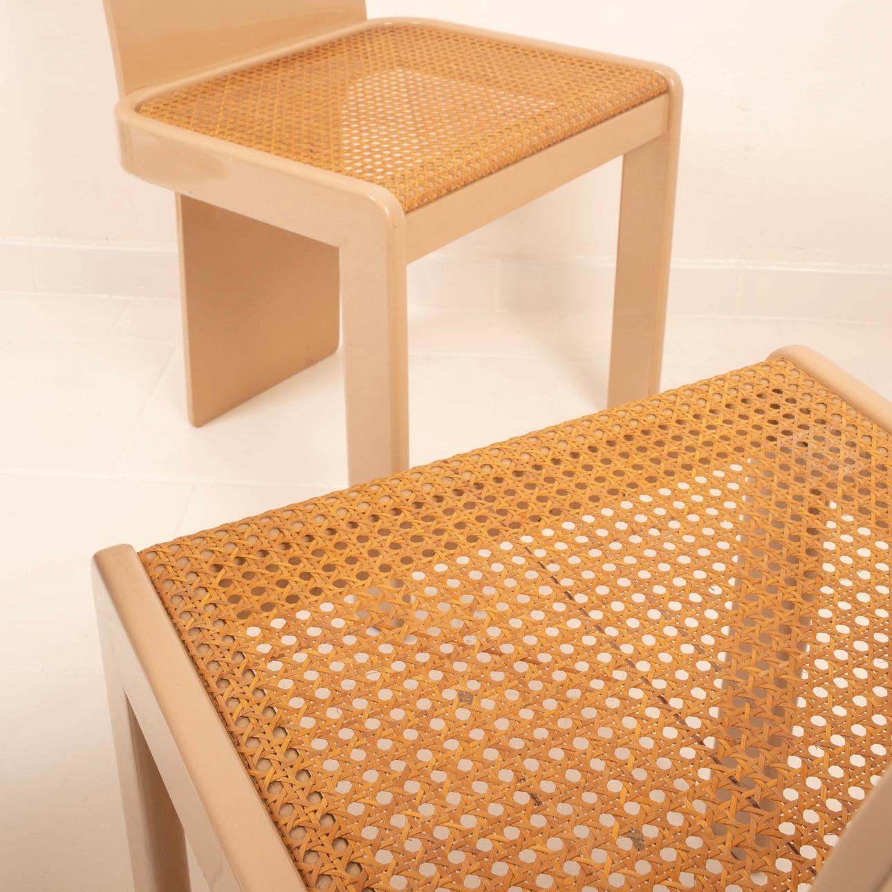 Ensemble exclusif de 4 chaises vintage, un chef-d'œuvre du design italien des années 1970.
Ces élégantes chaises en bois laqué taupe avec assise en paille ont été créées de main de maître par Pierluigi Molinari pour la célèbre société italienne