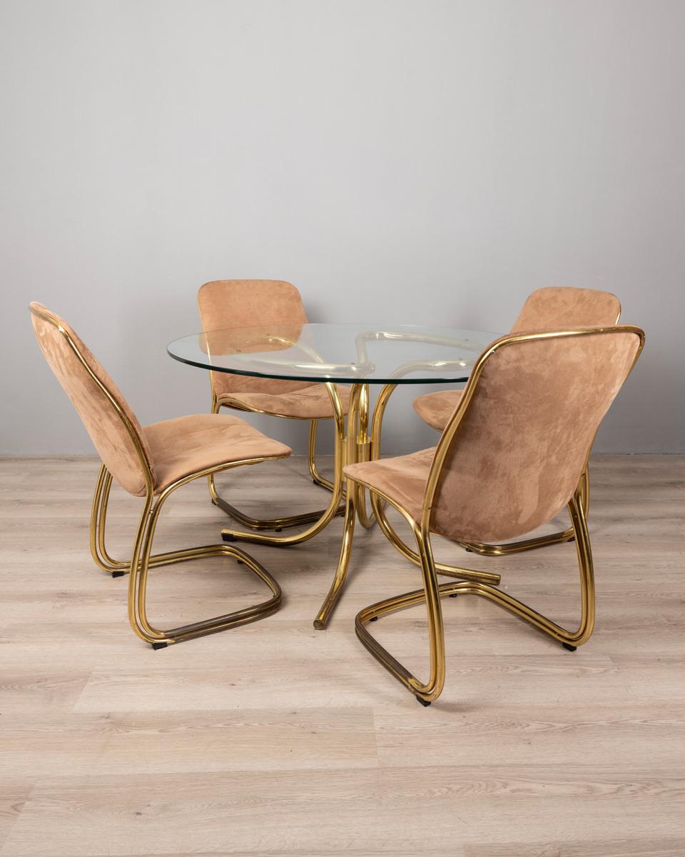 Set di quattro sedie con struttura in metallo dorato e rivestimento in velluto beige, tavolo con struttura in metallo dorato tubolare e piano rotondo in vetro trasparente. Design Gastone Rinaldi, anni 70.

CONDIZIONI:
In buone condizioni, presentano